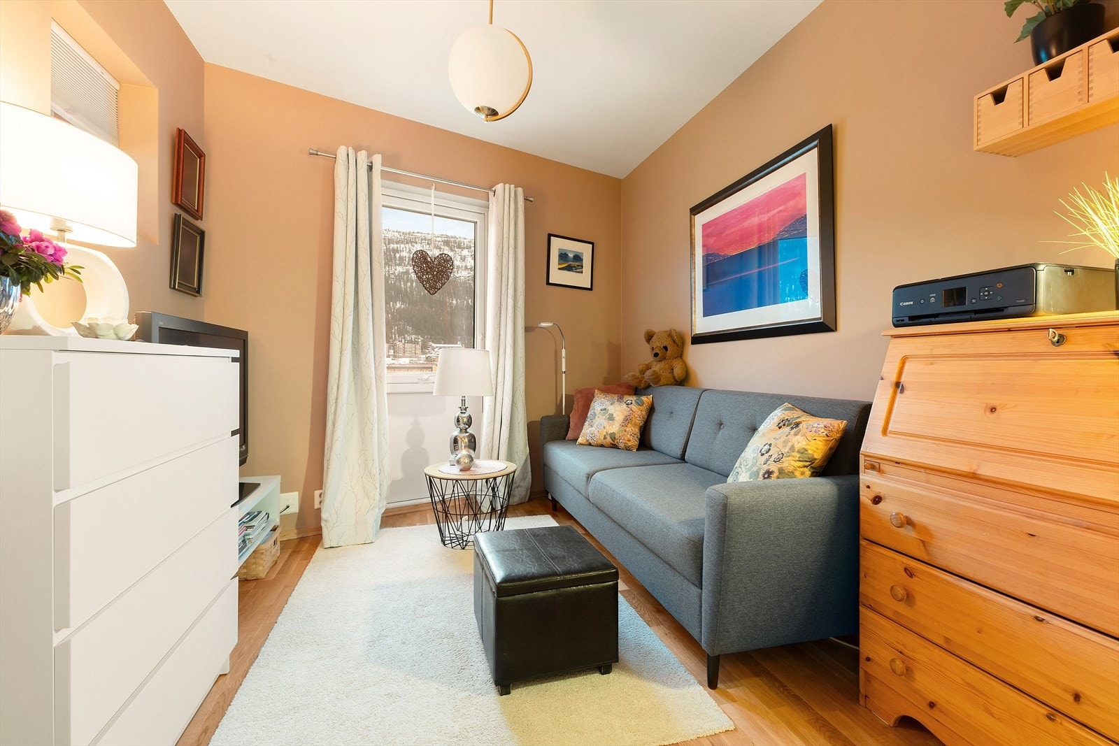 Soverom nr. 2. Månedlige felleskostnader pr. mnd. er kr. 12 247 og inkluderer blant annet oppvarming, grunnpakke kabel-tv/internett, fellesstrøm, renhold fellesareal, drift og vedlikehold. Galleribilde