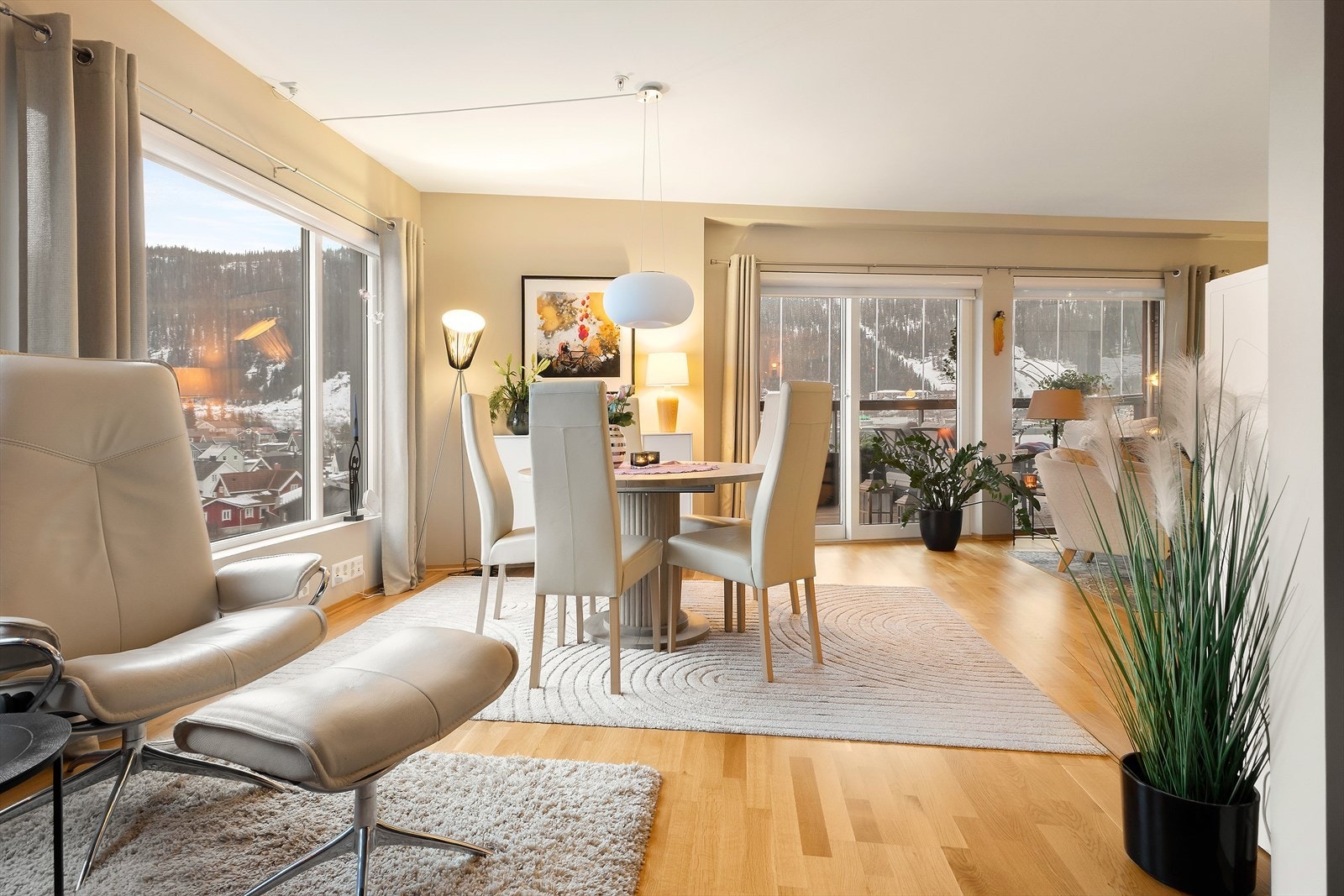 Med hjørneleilighet og store vindusflater får du rikelig med dagslys og en flott utsikt i flere himmelretninger. Fra stuen er det skyvedør ut til en sørvendt balkong, og det er montert solskjerming på alle vindu i stue. Galleribilde