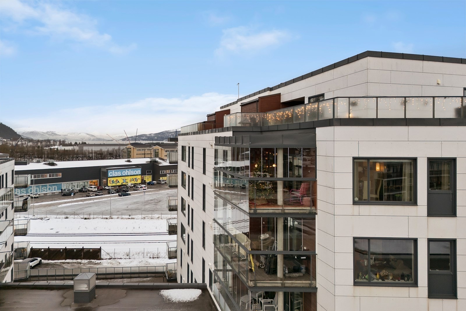 Et moderne borettslag som består av totalt 81 leiligheter fordelt over 3 bygg. Mellom blokkene er det felles terrasser, og i byggets 1. og 2. etasje er det næringsarealer. Galleribilde