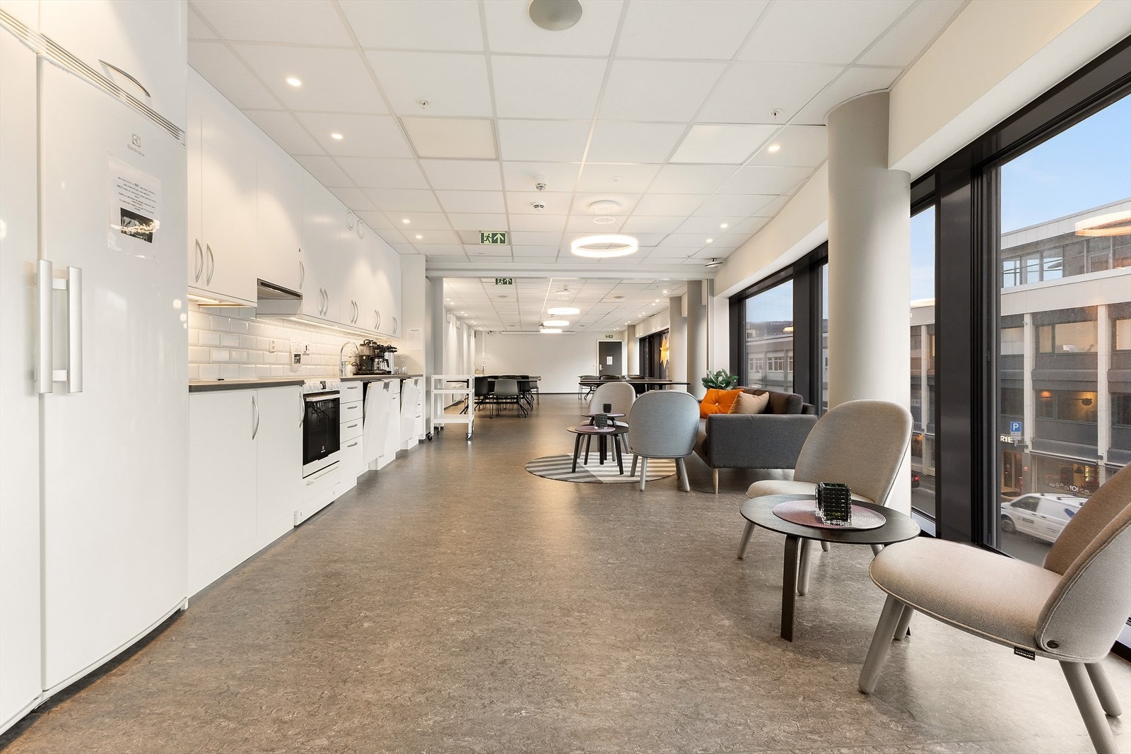 Her er en del av plusskonseptet du får tilgang til; loungeområde med kjøkken og møteplass. Galleribilde