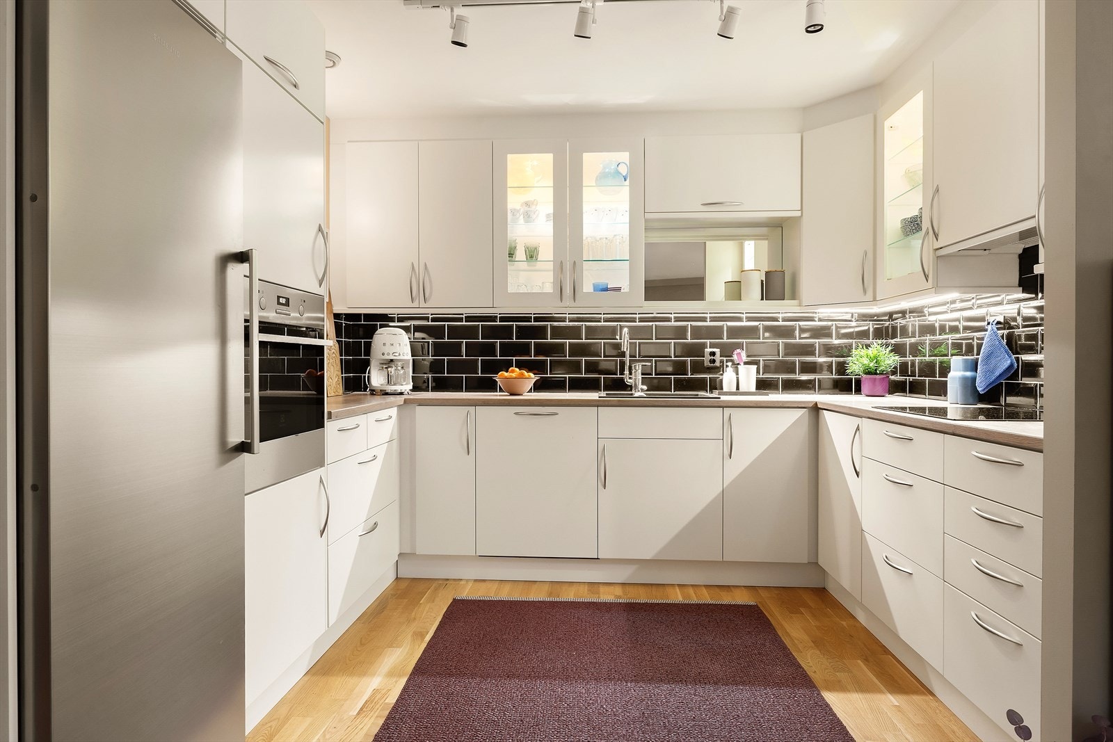 Pent og godt plassutnyttet kjøkken. Alle hvitevarer på kjøkken medfølger i handelen. Kjøkkenet ble i 2021 oppgradert av firma med ny vask, benkeplate, flere skap og stekeovn ble flyttet i høyden. Galleribilde