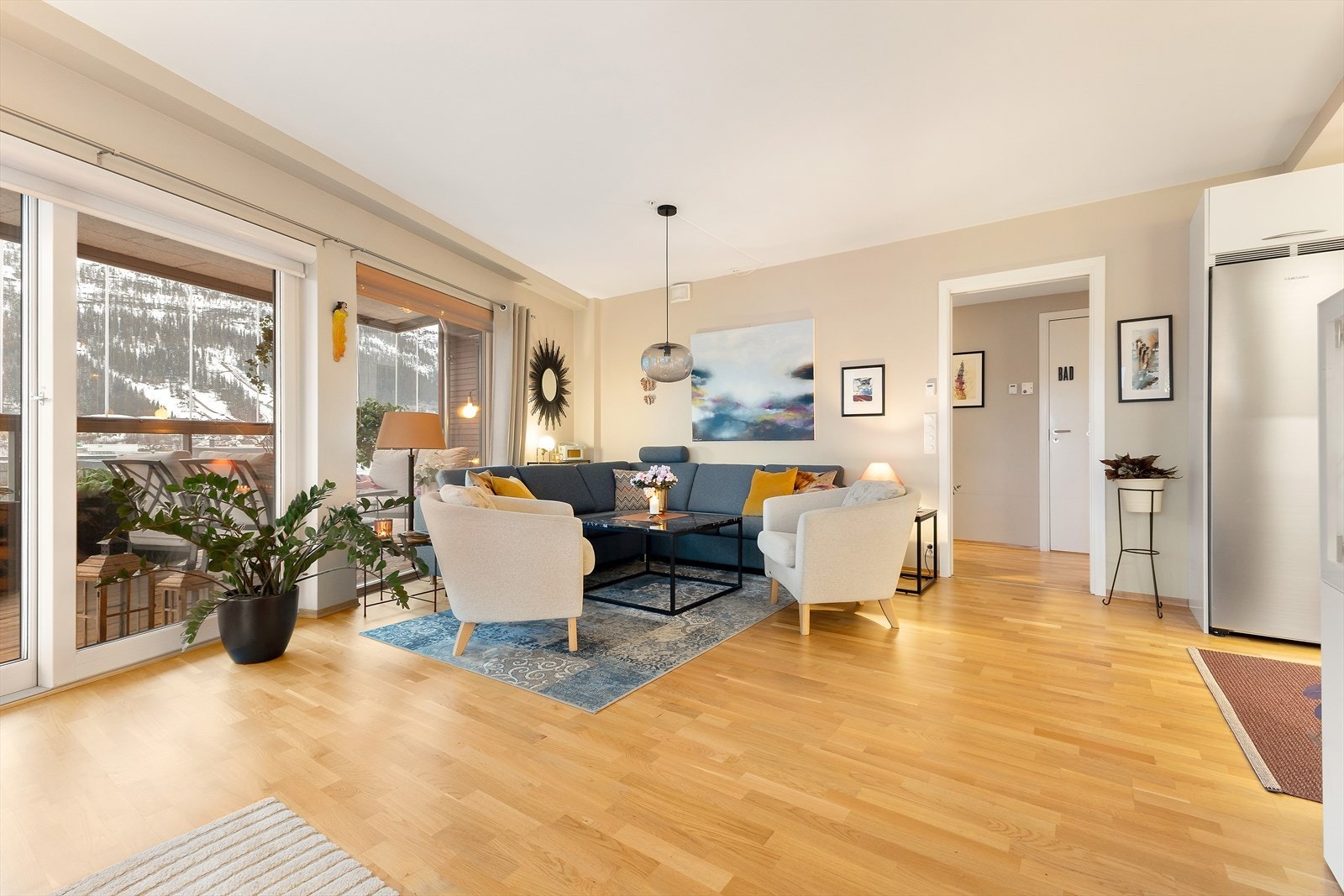 Den åpne stueløsningen gir gode møbleringsmuligheter, slik at du enkelt kan ha flere sittegrupper og tilpasse rommet etter dine behov. Omtrent hele leiligheten er malt opp i løpet av de senere årene. Galleribilde