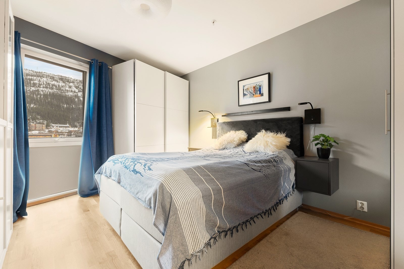 Hovedsoverommet. Leiligheten er utrustet med garderobeskap i gang, i gang/omkledningsrom og på hovedsoverom som medfølger i handelen. Galleribilde