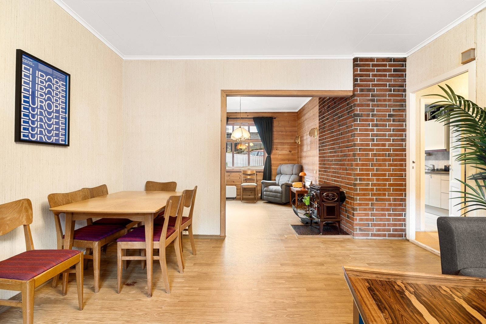 - Stuen måler 33,6m² og kan enkelt innredes med både sofa og spisegruppe i hver sin naturlige sone - Galleribilde