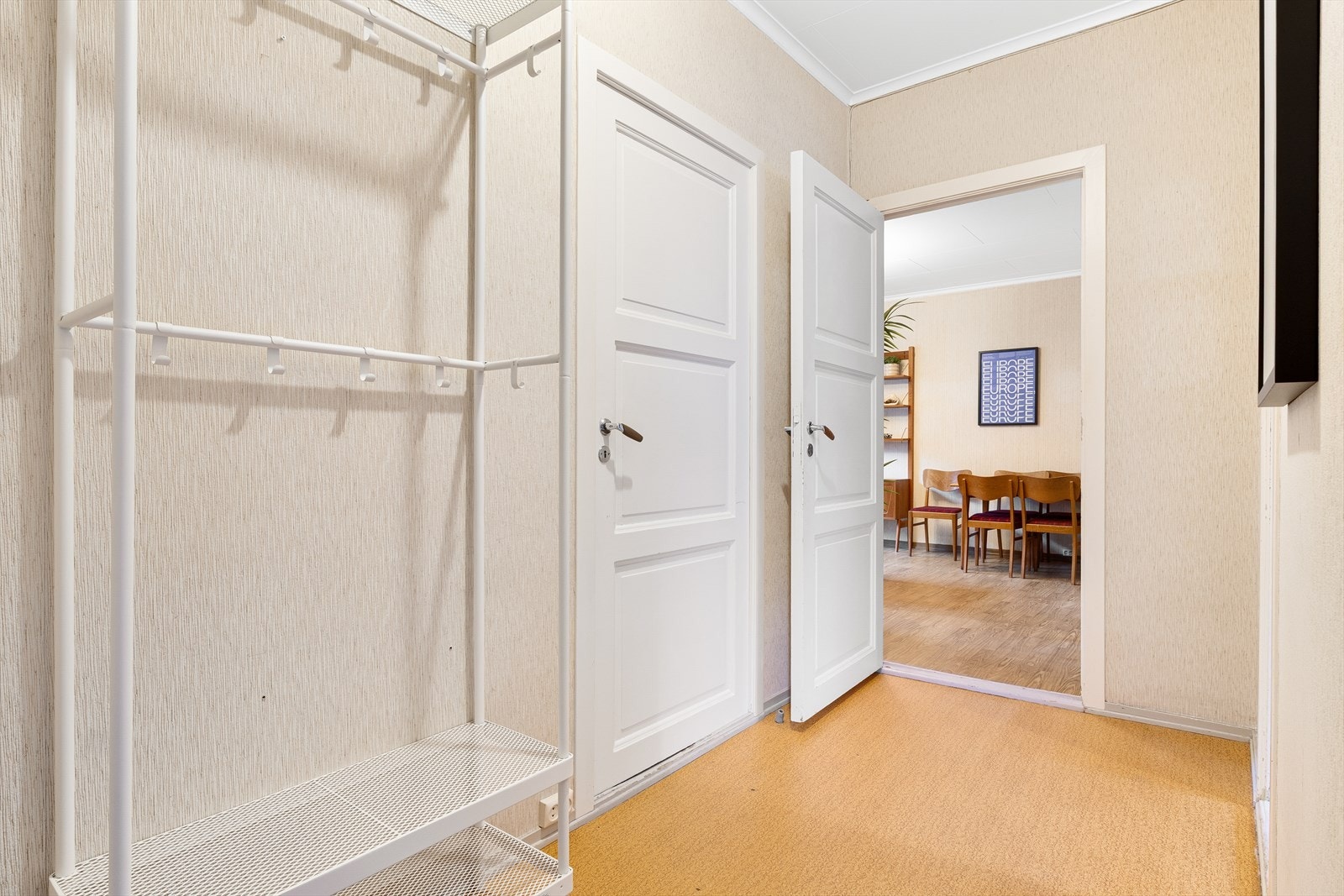 - I gangen kan man fint innrede med ønsket garderobeløsning for sko og yttertøy - Galleribilde