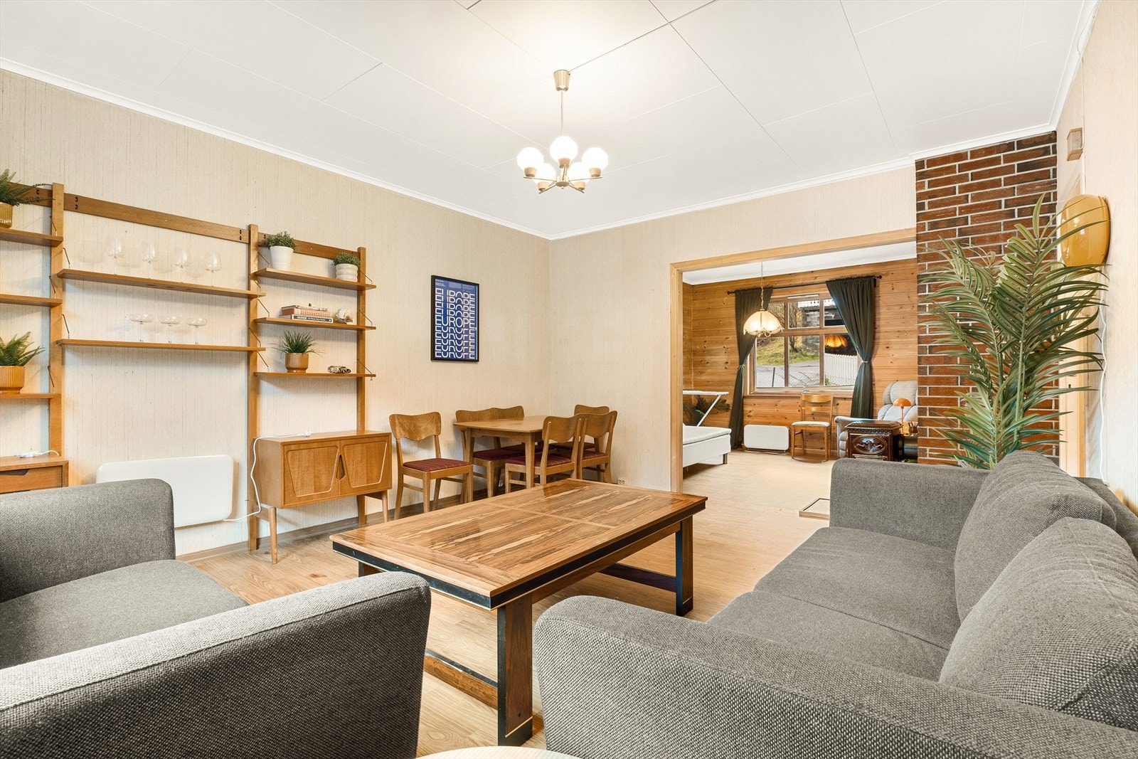 - Vindu på begge sider av stuen gir en luftig romfølelse med godt gjennomlys - Galleribilde