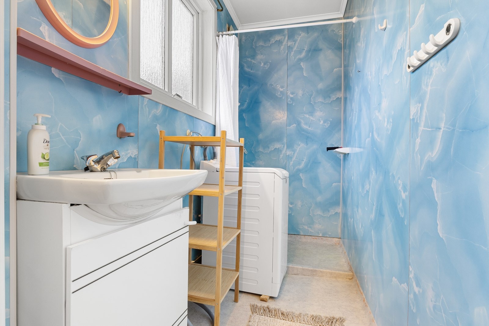 - Badet måler 4,3m² og har opplegg til vaskemaskin - Galleribilde