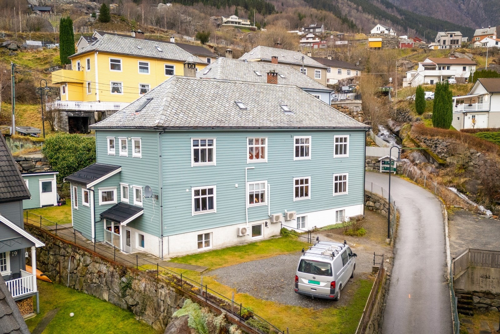 - Du finner nærmeste busstopp to minutters gange ned veien - Galleribilde