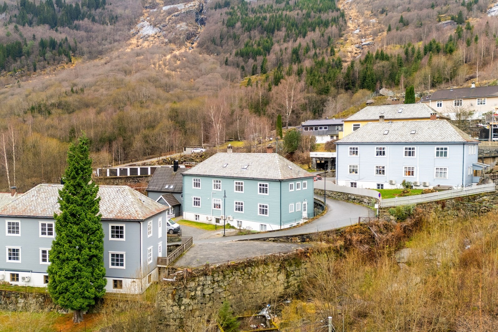 - Eiendommen har en sentral beliggenhet, med kun en kort kjøretur til sentrumskjernen av Odda, tar man seg raskt fra A til B i en hektisk hverdag - Galleribilde