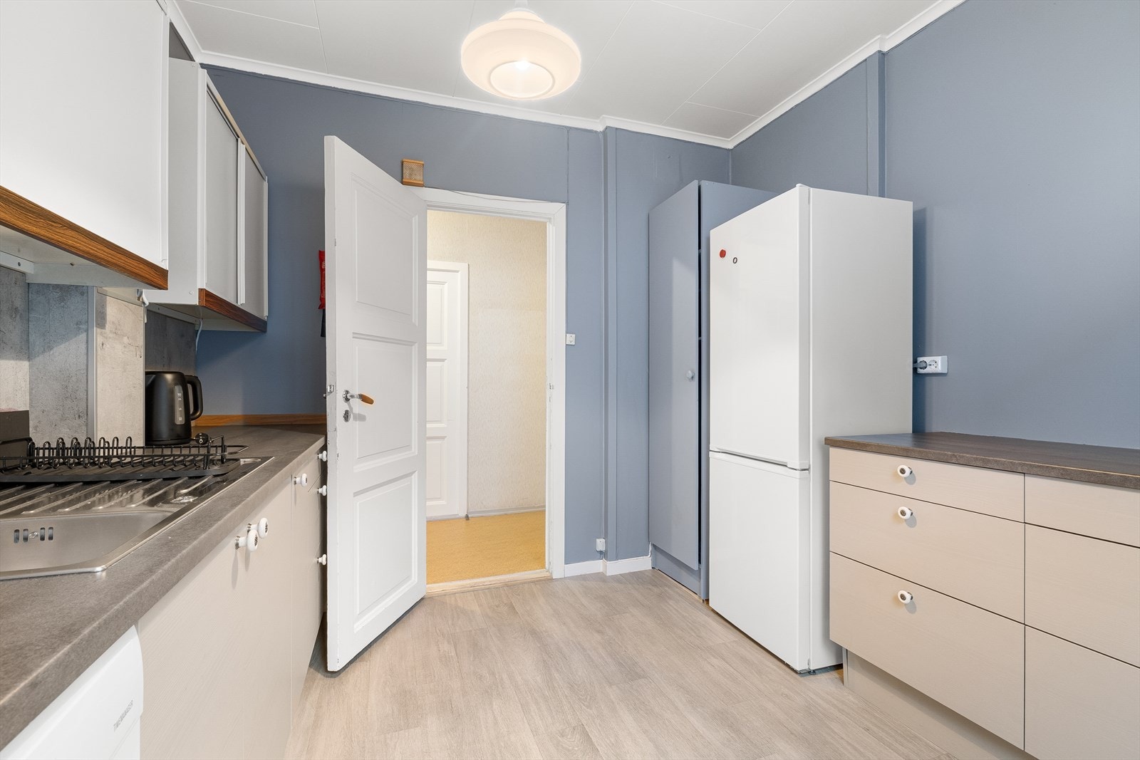 - Kjøkkeninnredningen ble delvis oppgradert i 2023 med slette fronter og benkeplate av laminat - Galleribilde