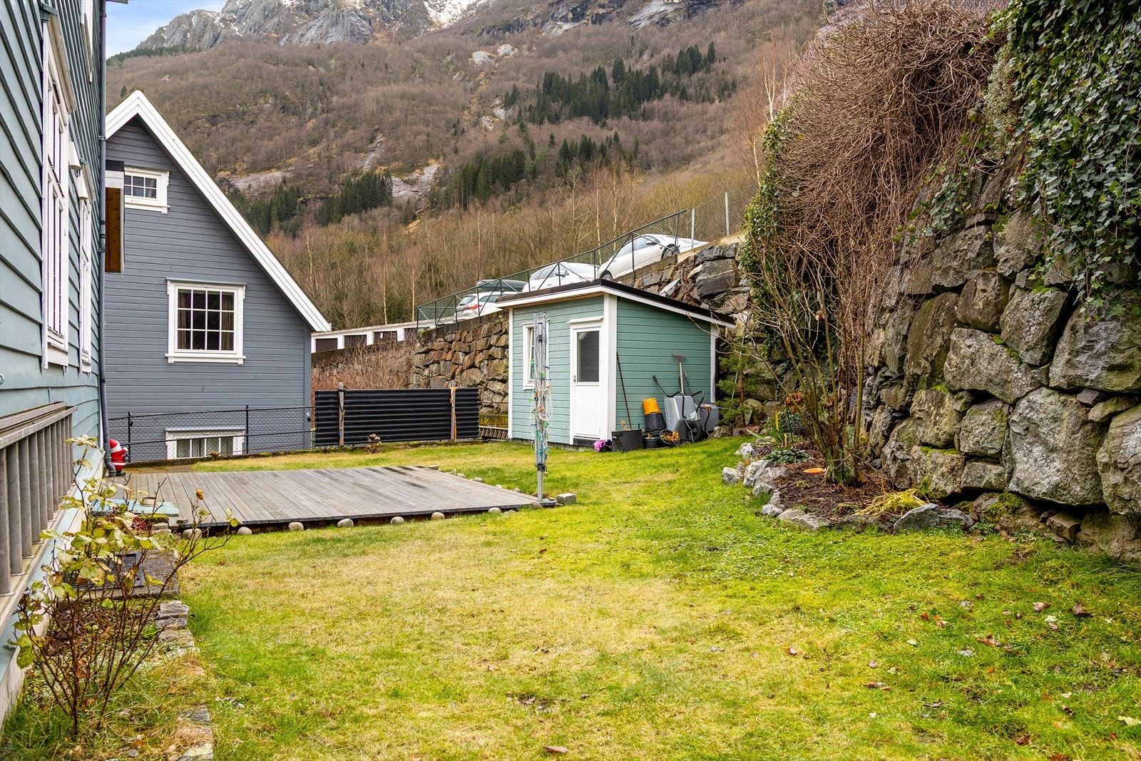 - Sameiet har felles hage - Galleribilde