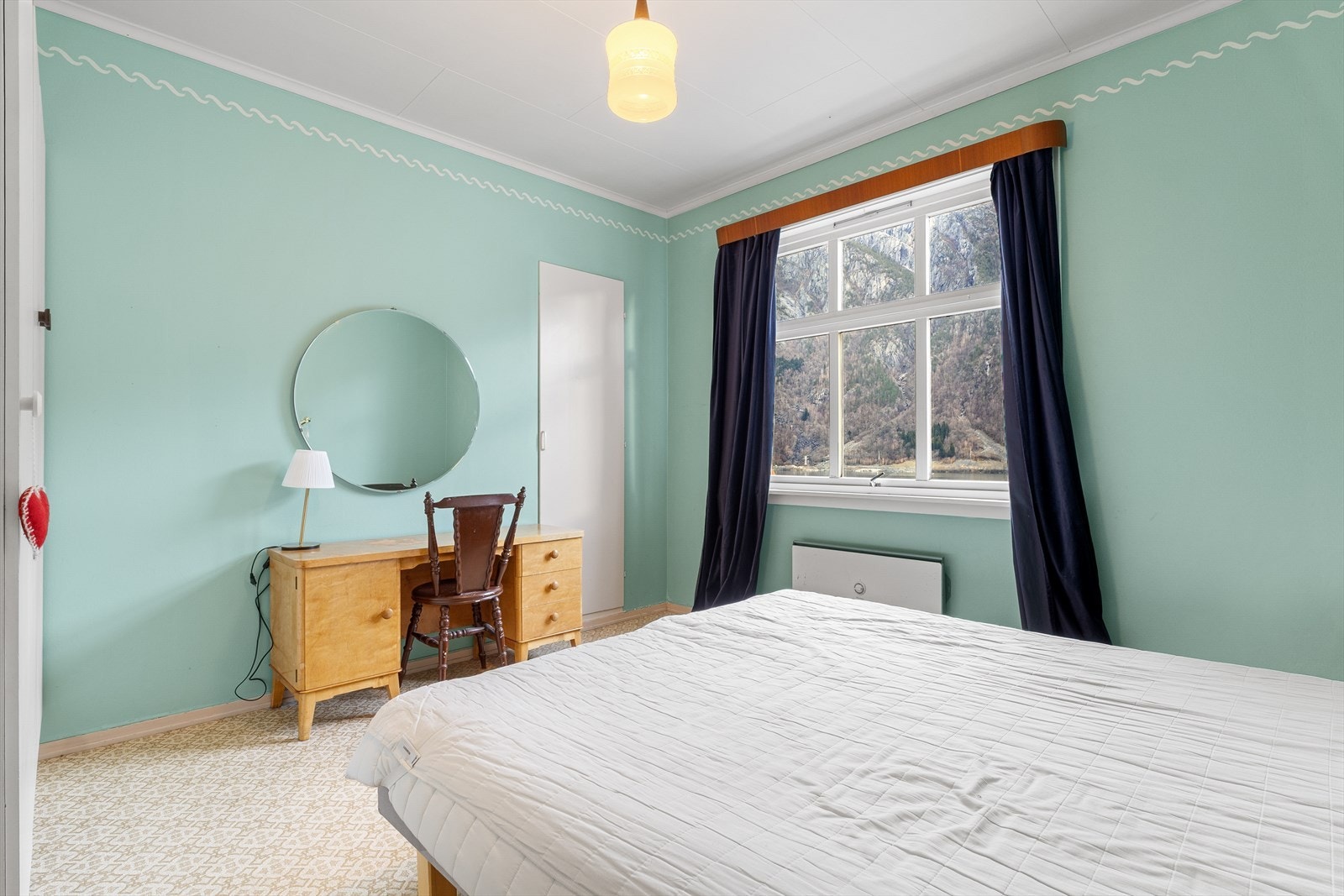 - God plass til dobbeltseng og øvrig oppbevaring - Galleribilde