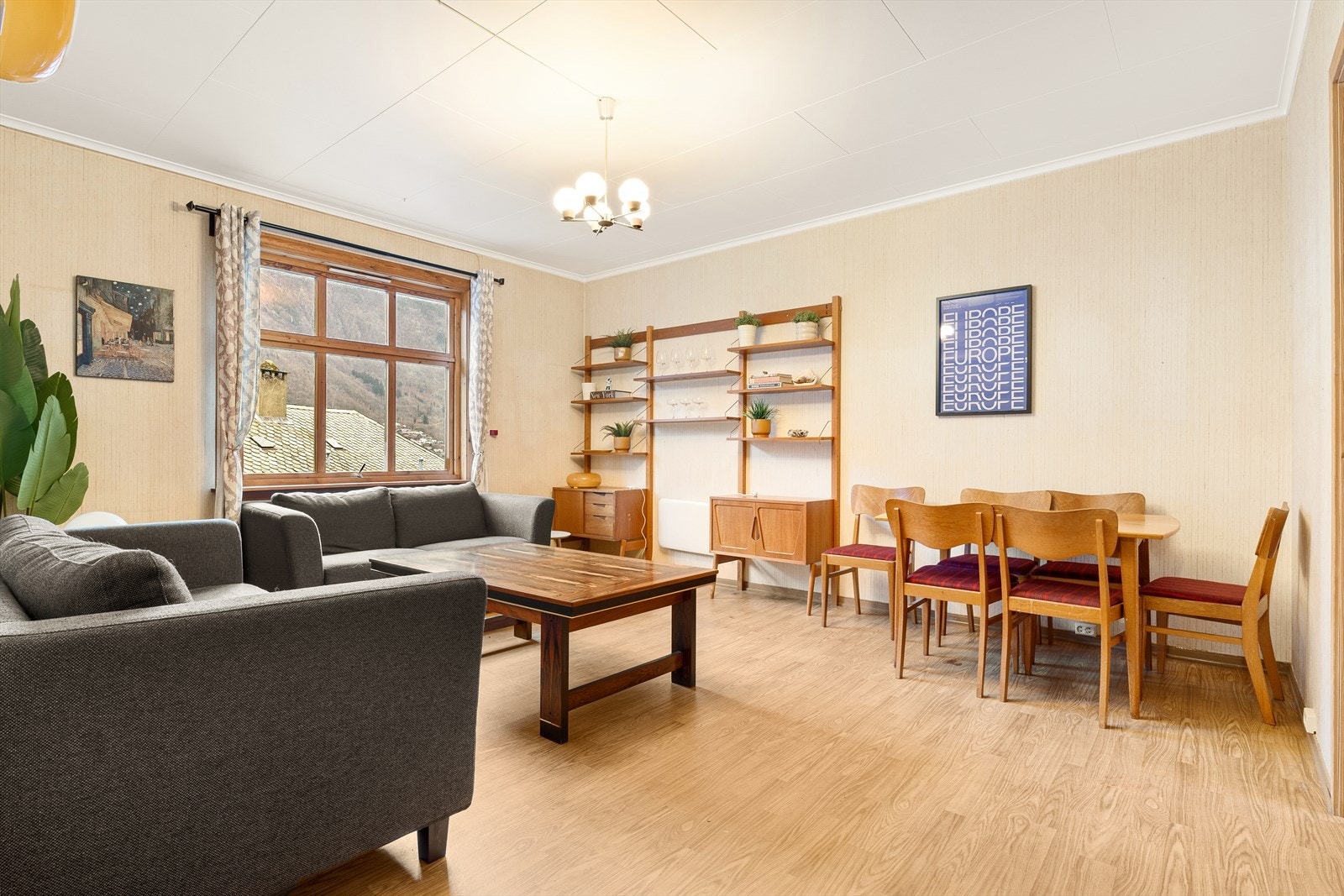 - Leiligheten befinner seg i 2. etasje og har et BRA-i på 67m² - Galleribilde