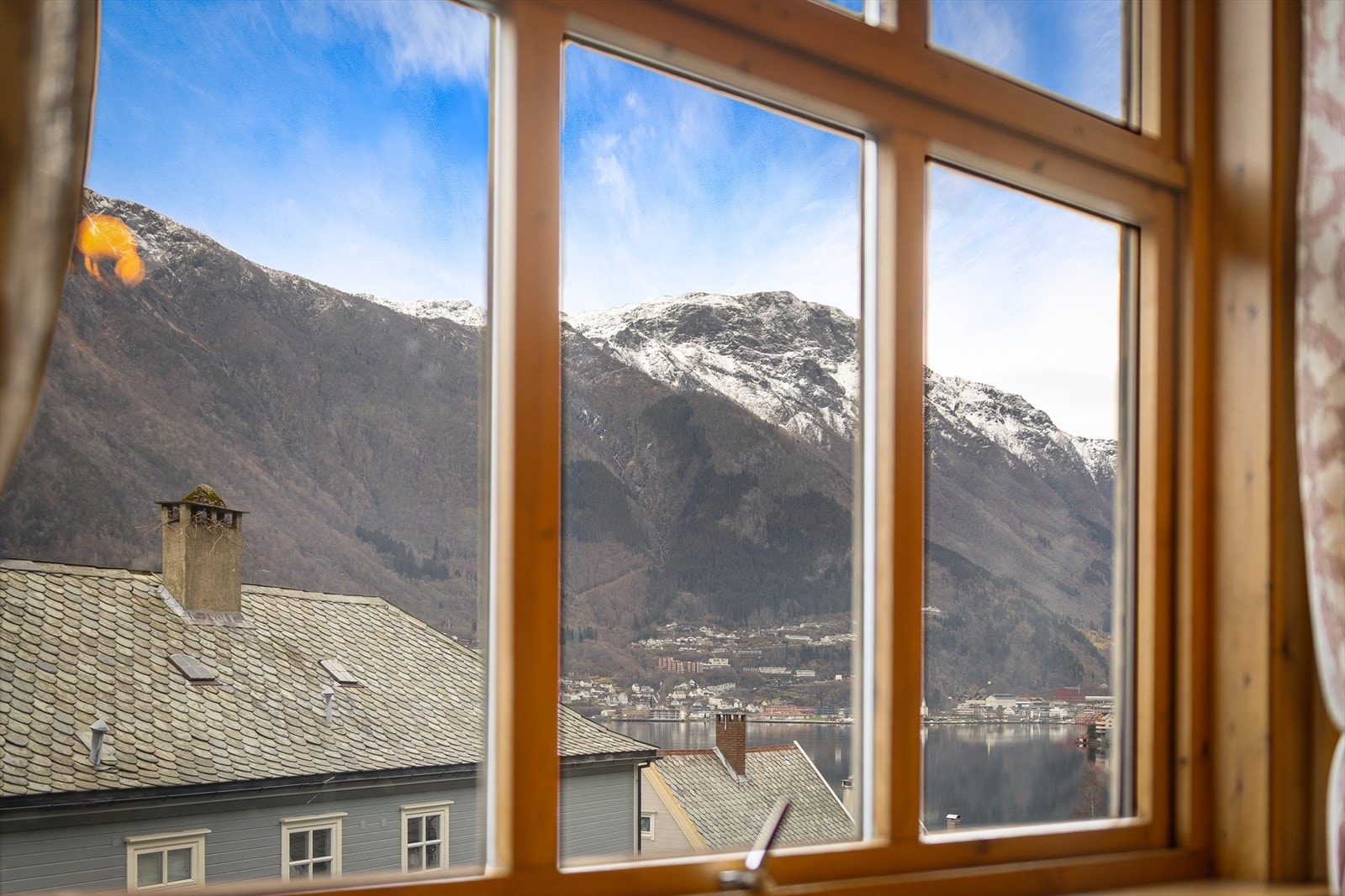 - Beliggenheten byr på naturskjønne omgivelser. Fra stuen kan du nyte vakker utsikt over fjord og fjell - Galleribilde
