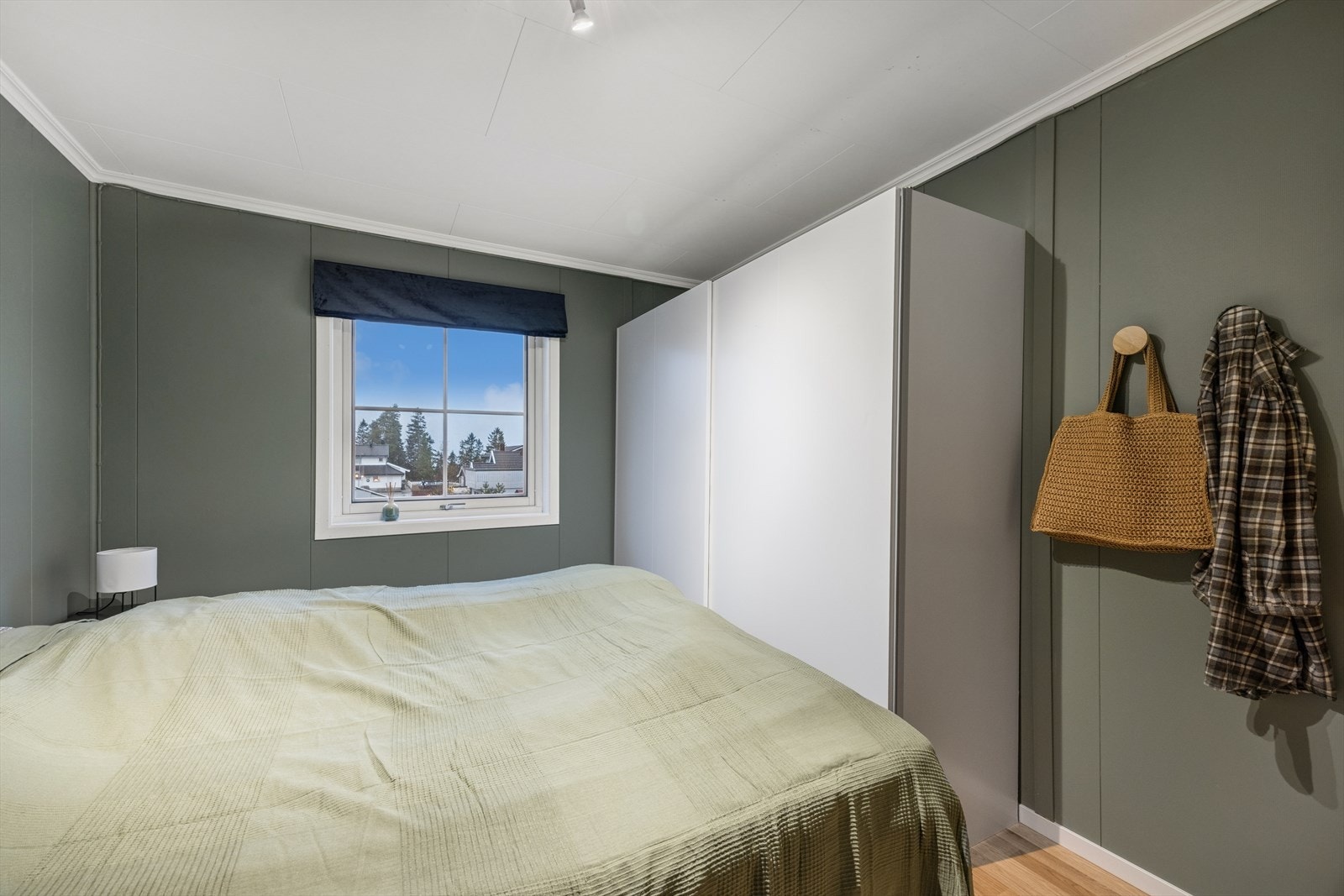 Hovedsoverom med skyvedørsgarderobe Galleribilde