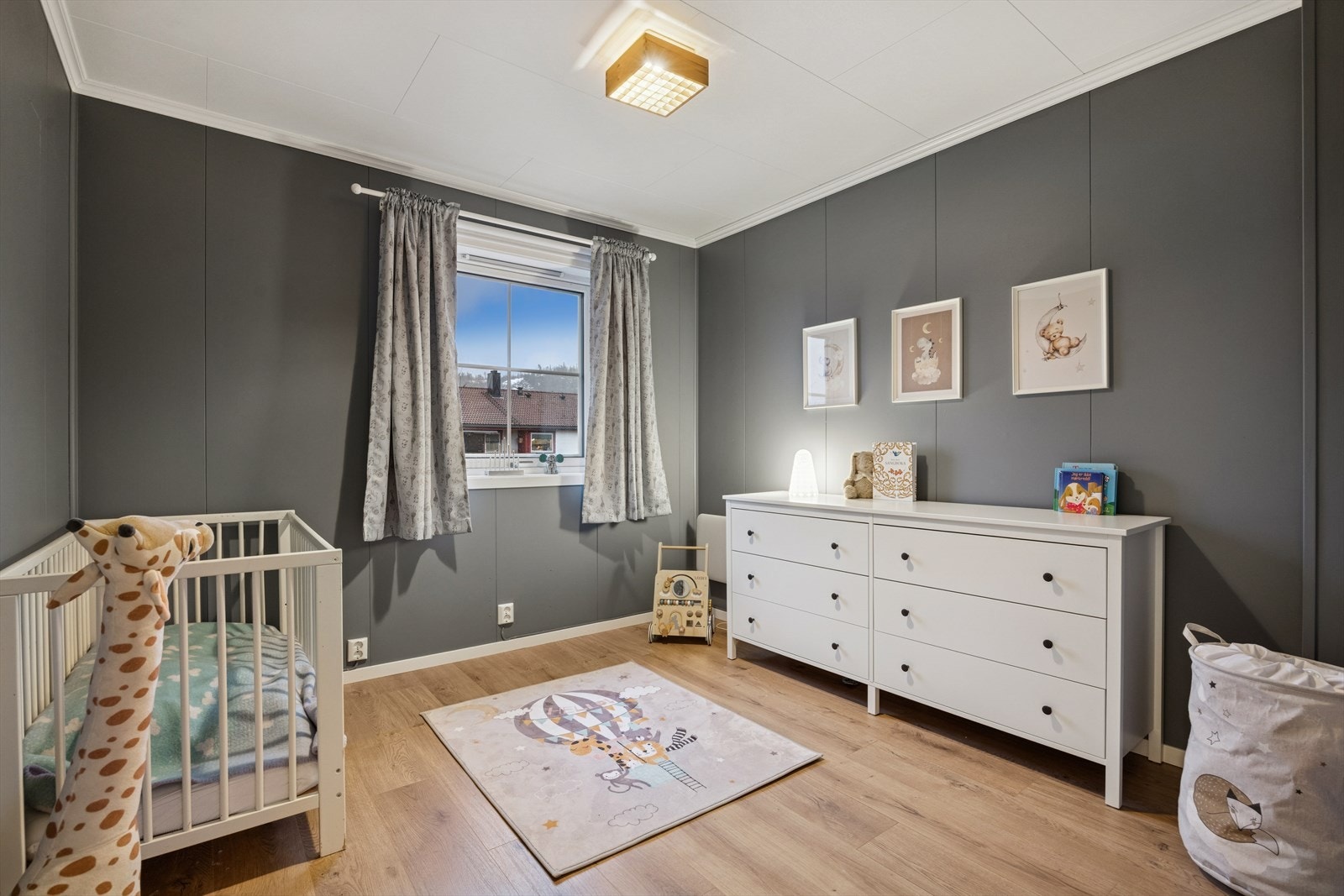 Det er 3 gode soverom i 2. etasje. Alle med plass til seng, arbeidspult og garderobe. Galleribilde