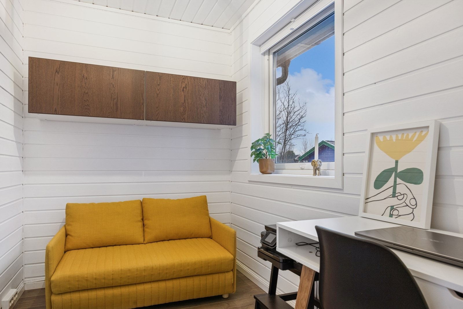 Kontor/TV-stue med dør til stuen. Galleribilde