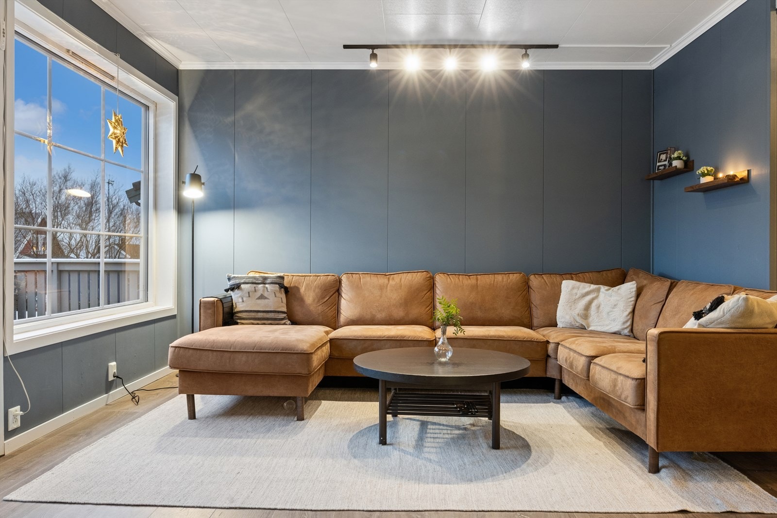 Pen stue med godt lysinnslipp og direkte utgang til den solrike terrassen. Galleribilde