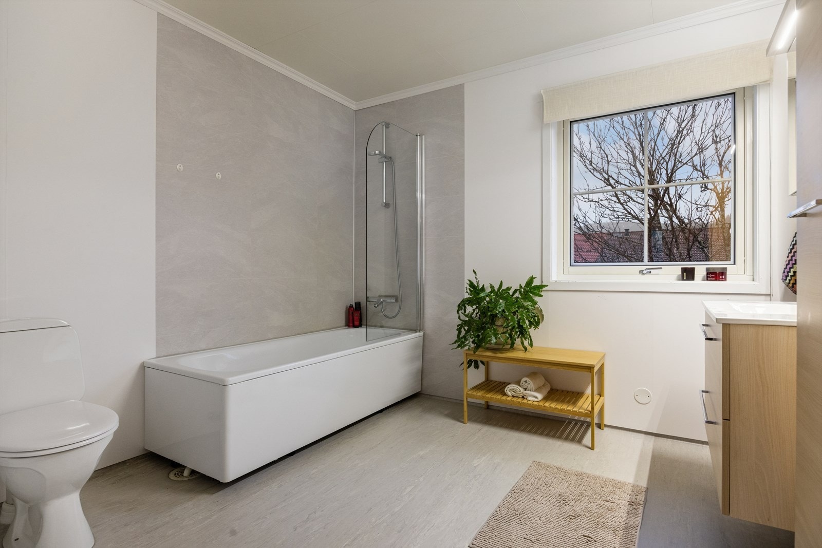 Badekar med dusjnisje på baderommet i 2. etasje. Galleribilde