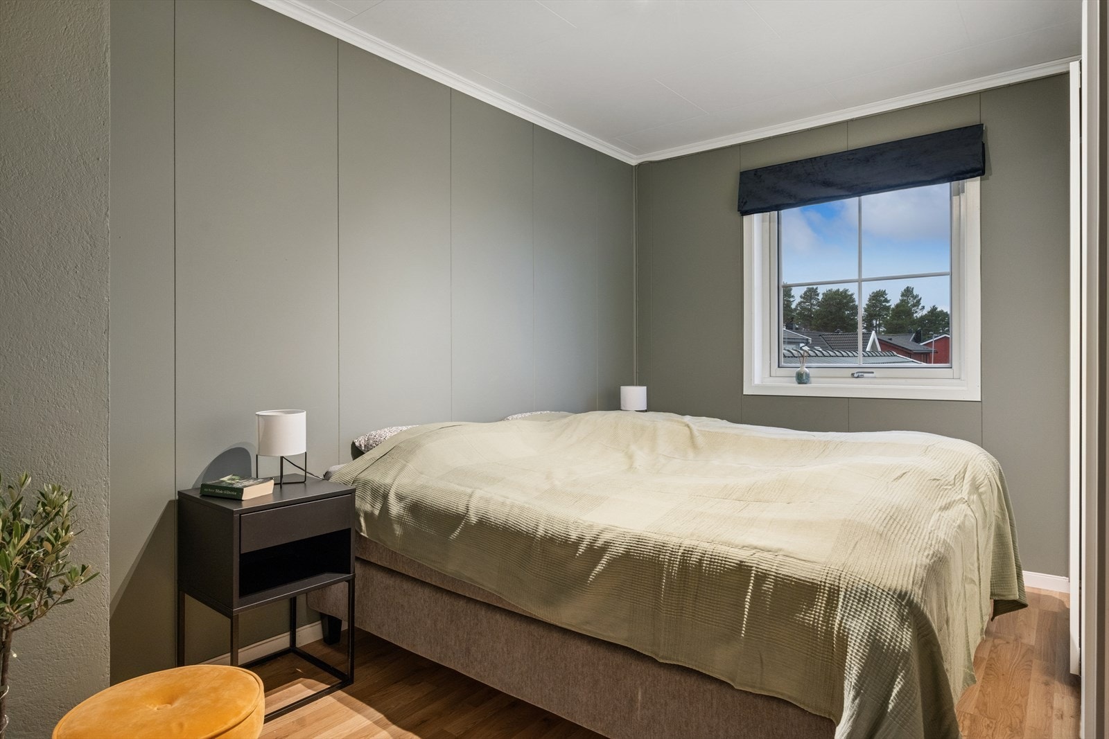 Hovedosverom med skyvedørsgarderobe Galleribilde