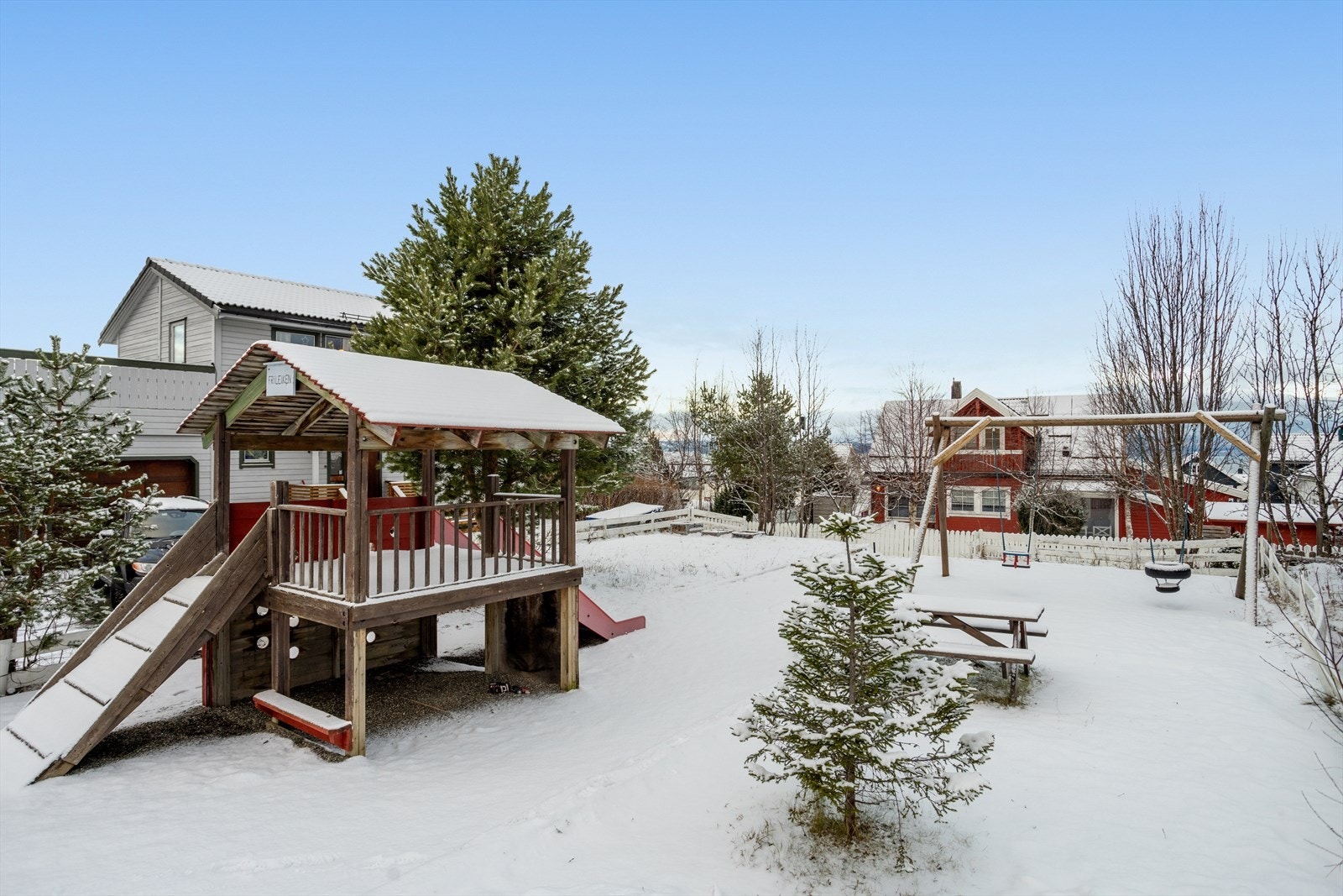 Lekeplass rett ved huset. Galleribilde