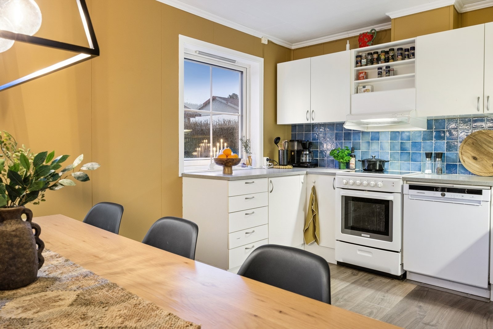 Lyst kjøkken med spisestuen rett ved. Galleribilde