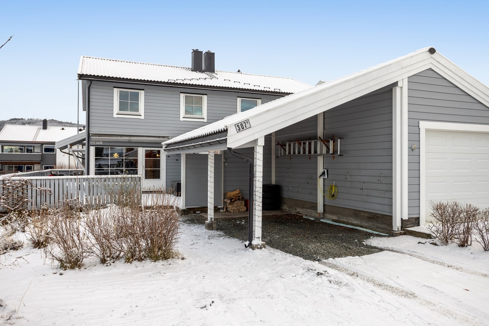 Carport med lader for el-bil og plass til 2 til biler til ved den. Galleribilde