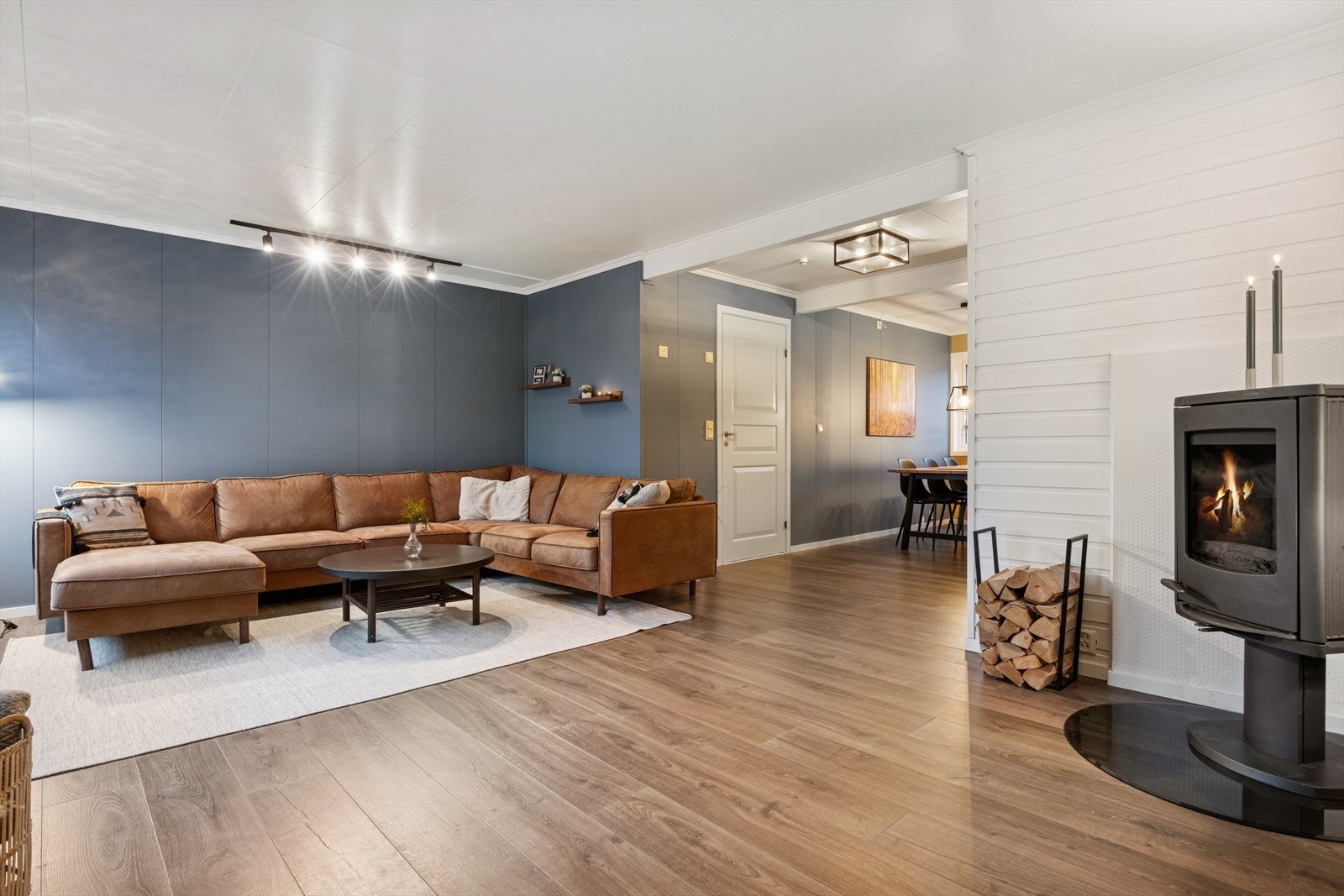 Peisovn sentralt plassert på stuen Galleribilde