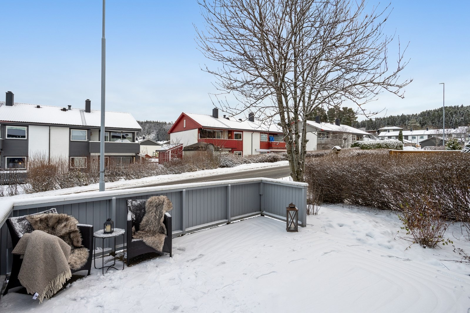 Solrik terrasse følger huset fra øst til vest. Galleribilde