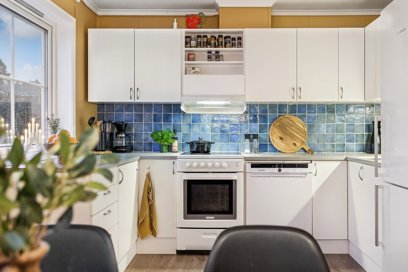 Lyst kjøkken med spisestuen rett ved. Galleribilde