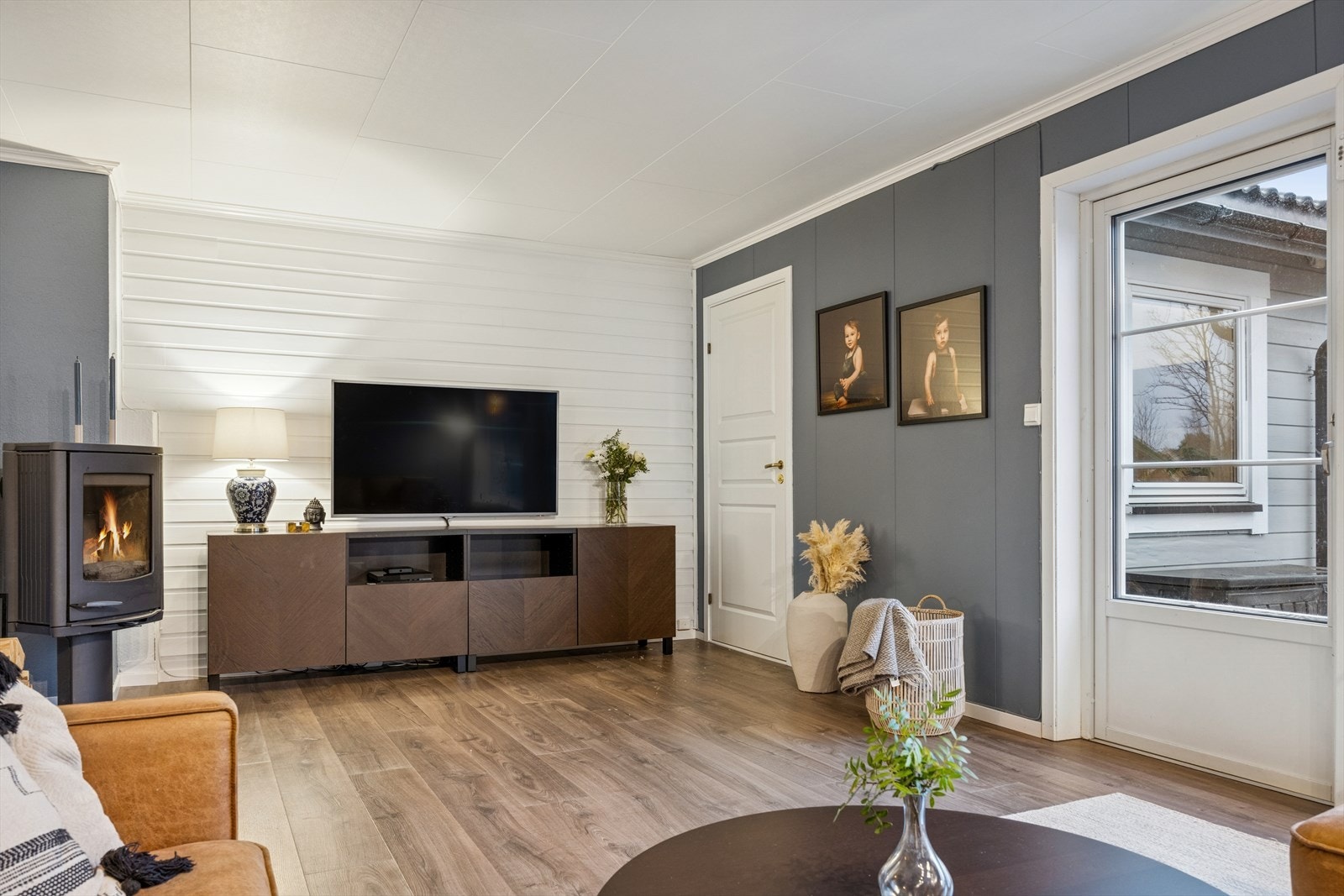 Inngang til kontor/TV-stue fra stuen. Galleribilde