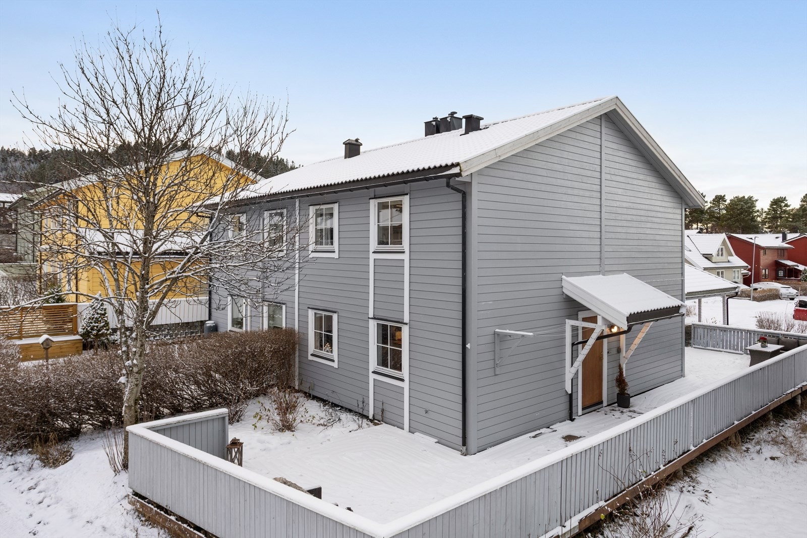 Terrassen følger huset fra øst til vest. Galleribilde