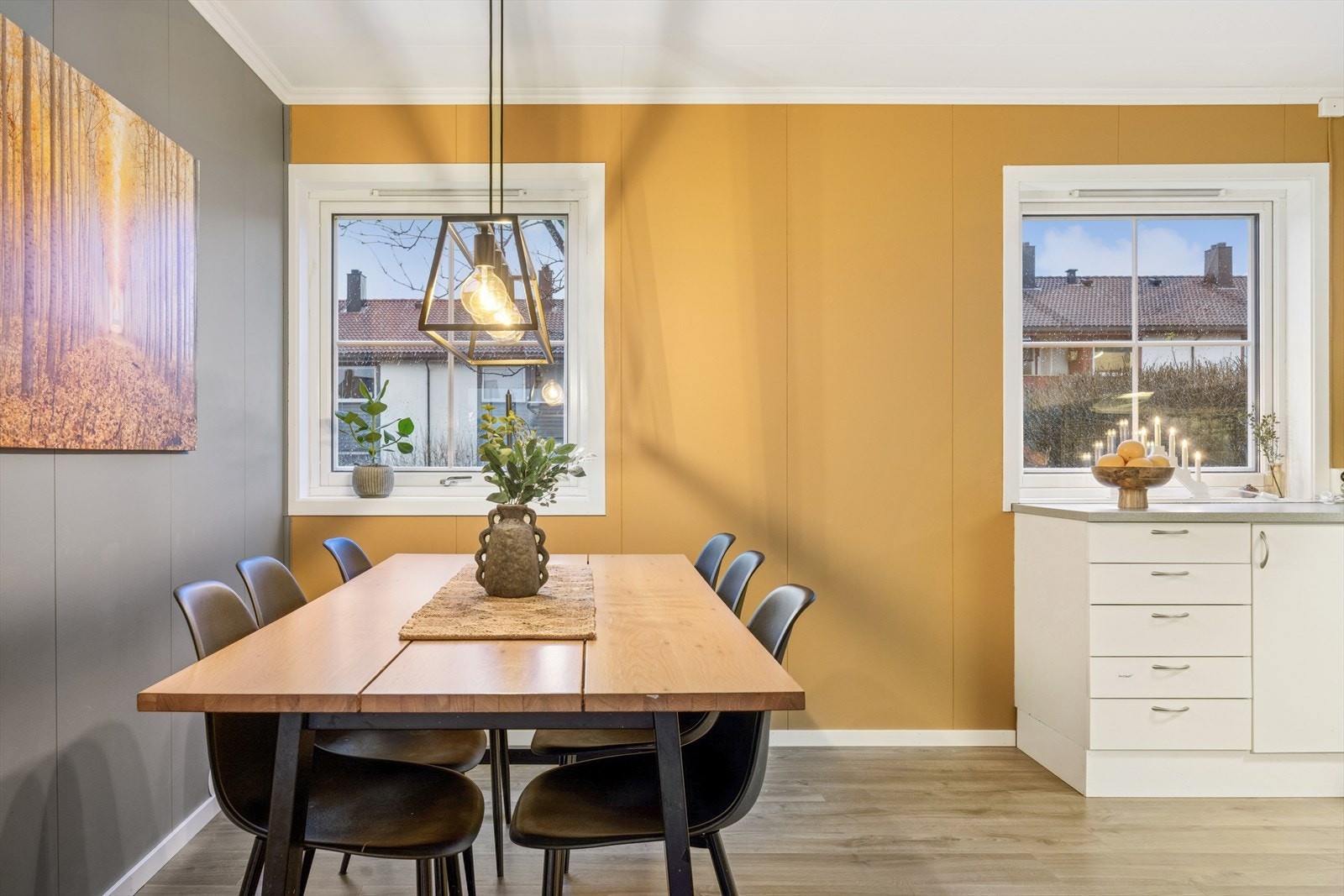 God plass til spisestue ved kjøkkenet. Galleribilde