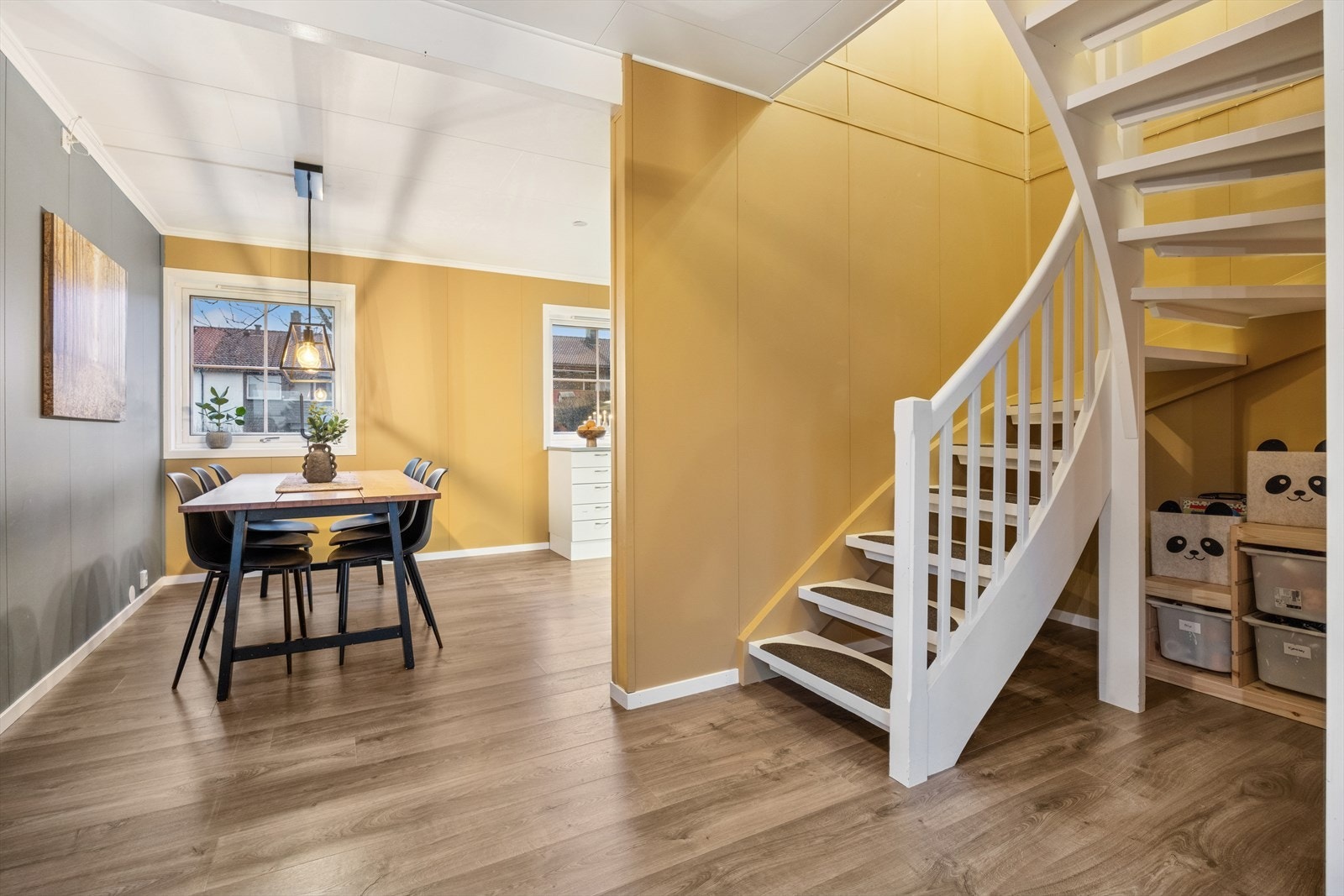 Trapp til 2. etasje Galleribilde