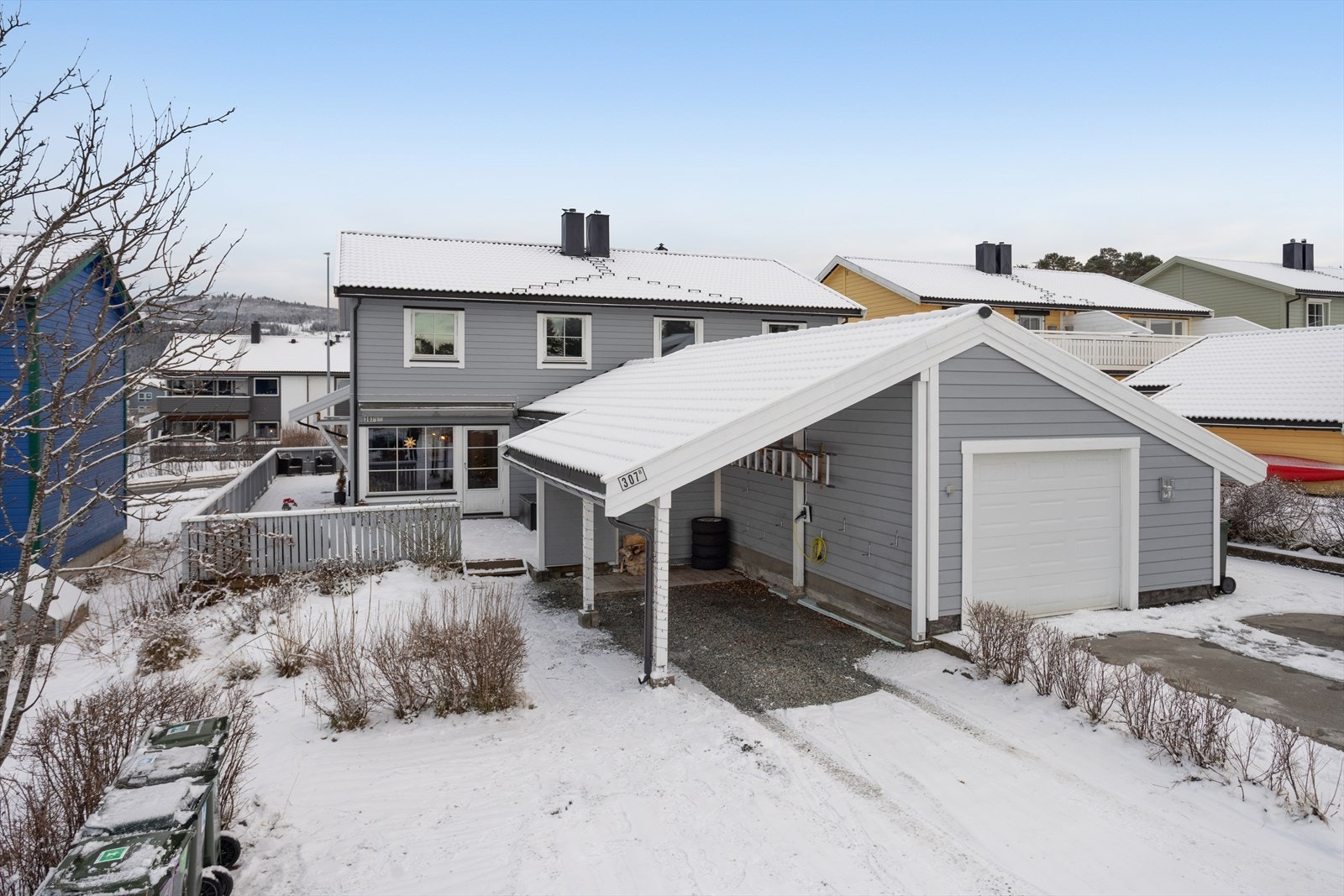 Carport med lader for el-bil og plass til 2 til biler til ved den. Galleribilde