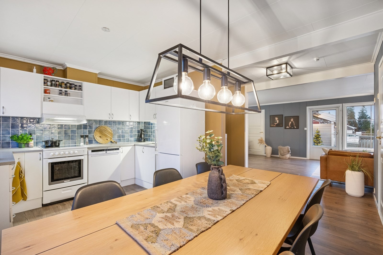 Plass til en god spisestue ved kjøkkenet. Galleribilde