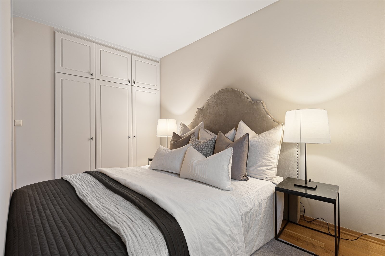 Rommet er utstyrt med integrerte skap for oppbevaring av klær og sko. Galleribilde