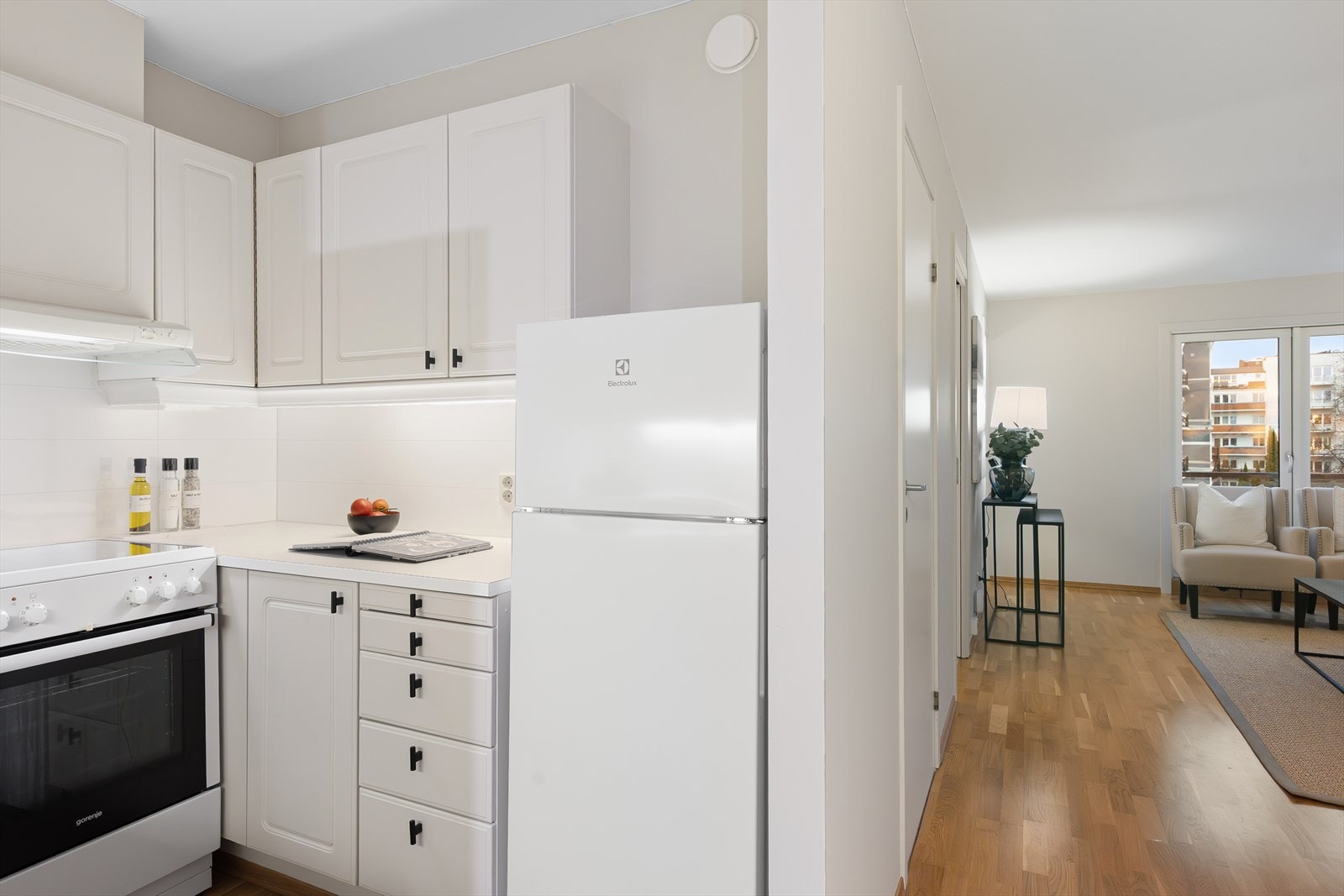 Innredningen består av mekanisk avtrekksvifte over stekesone og frittstående komfyr, kombiskap, benkebredder og opplegg for oppvaskmaskin. Galleribilde