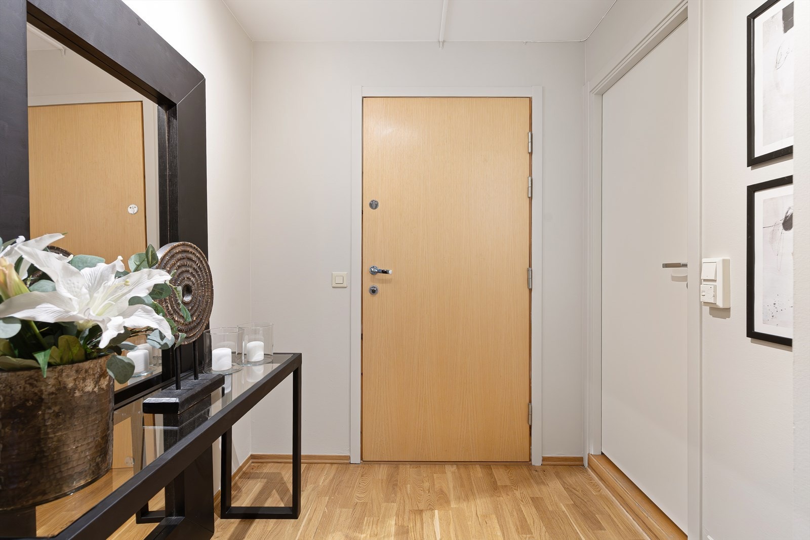 En hyggelig entré med plass til oppheng av yttertøy eller et lite gangbord med speil. Galleribilde