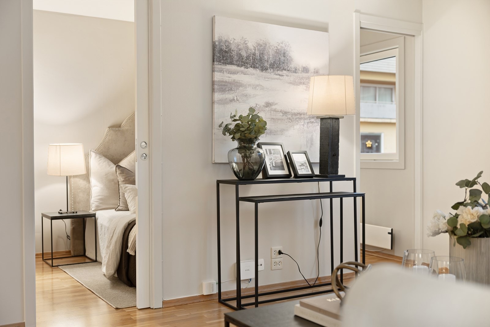 Fra stuen er det inngang til soverommet. Galleribilde