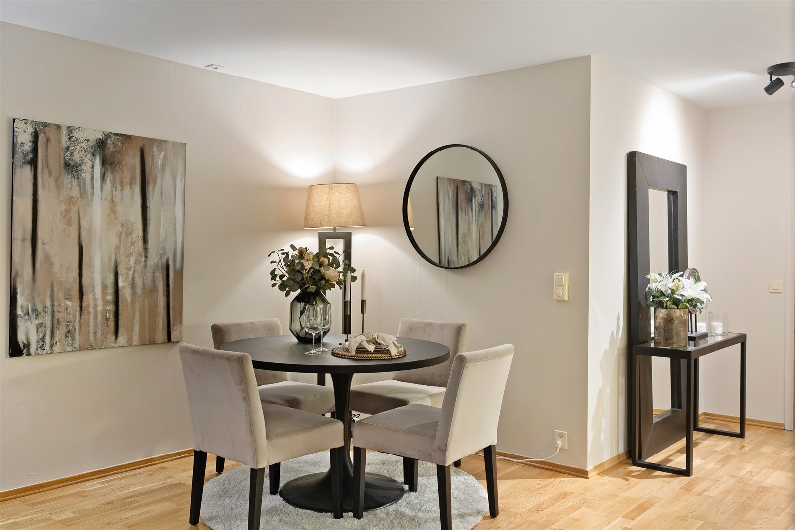 Det er også naturlig plass til spisebord, perfekt for hyggelige måltider med venner og familie. Galleribilde