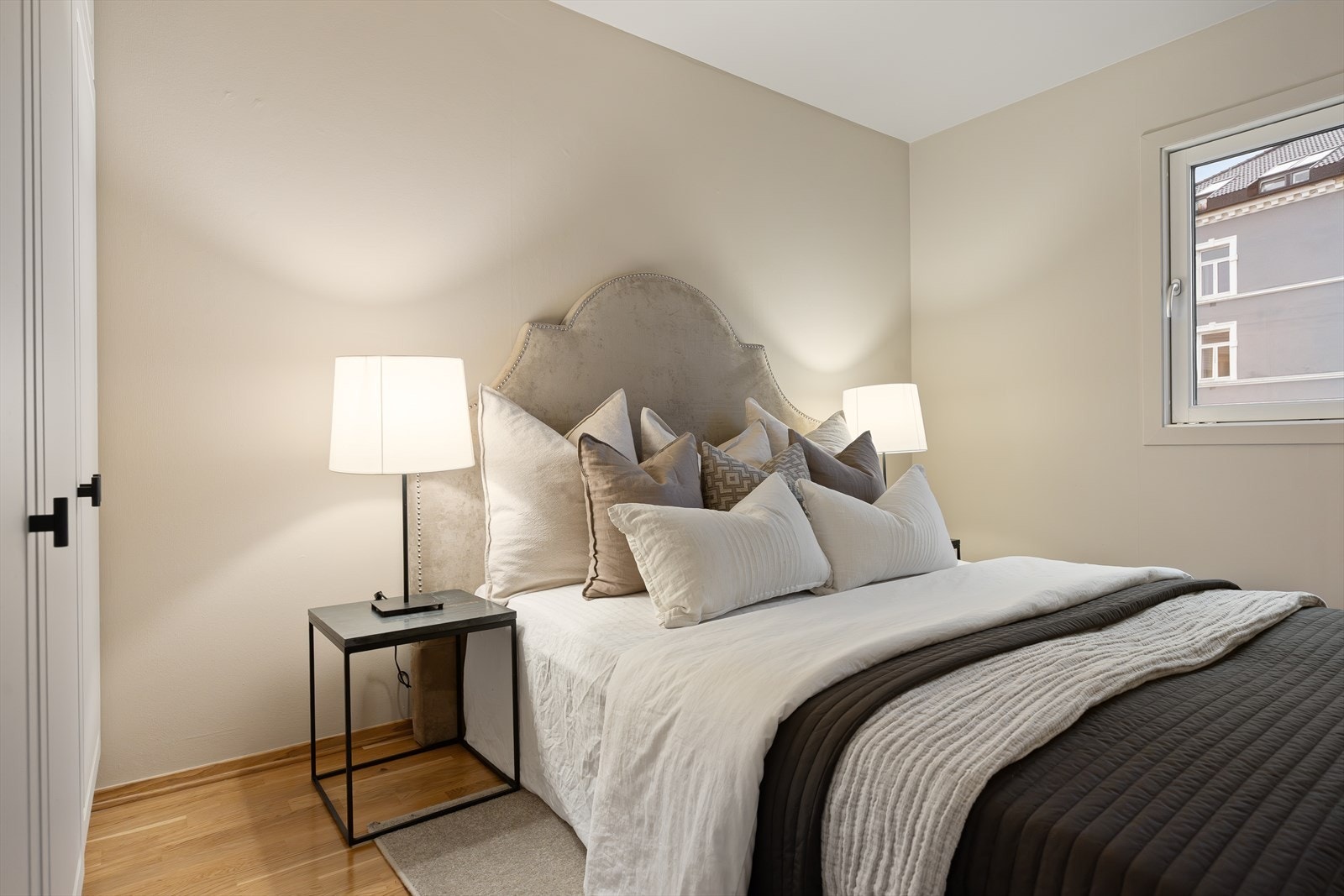 Soverommet har god plass til dobbeltseng. Galleribilde