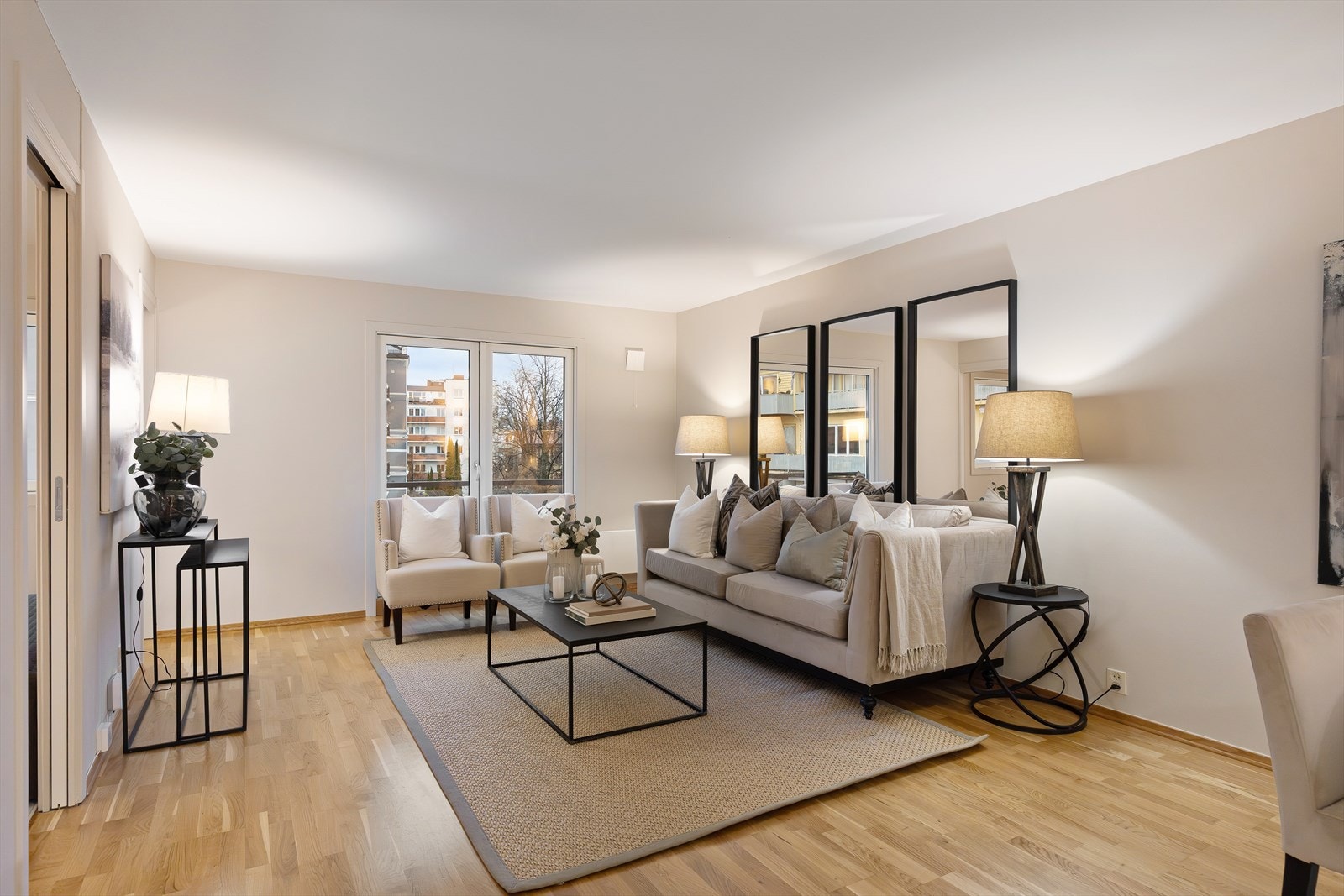 Delikat og romslig stue med god plass til sofagruppe og øvrig møblement. Galleribilde