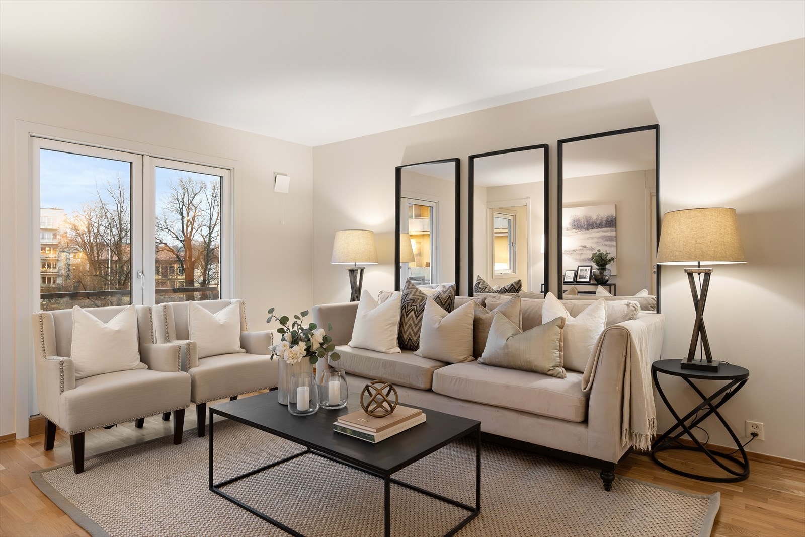 Rikelig med lysinnslipp fra balkongdørene, som er nye fra 2024. Galleribilde