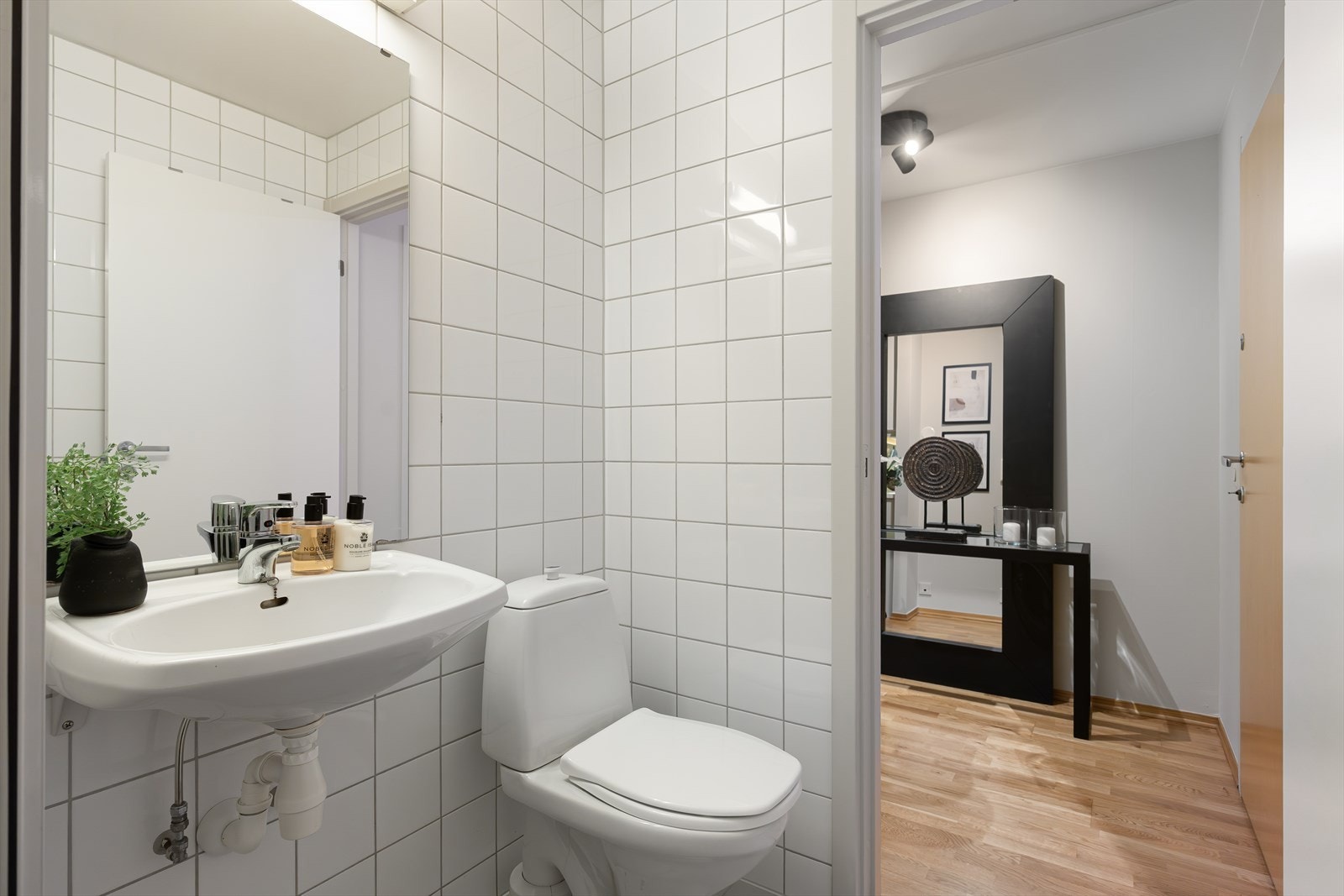 Badet er utstyrt med mekanisk avtrekk, opplegg for vaskemaskin, dusjhjørne, wc og servant med ettgreps blandebatteri fra Oras. Galleribilde