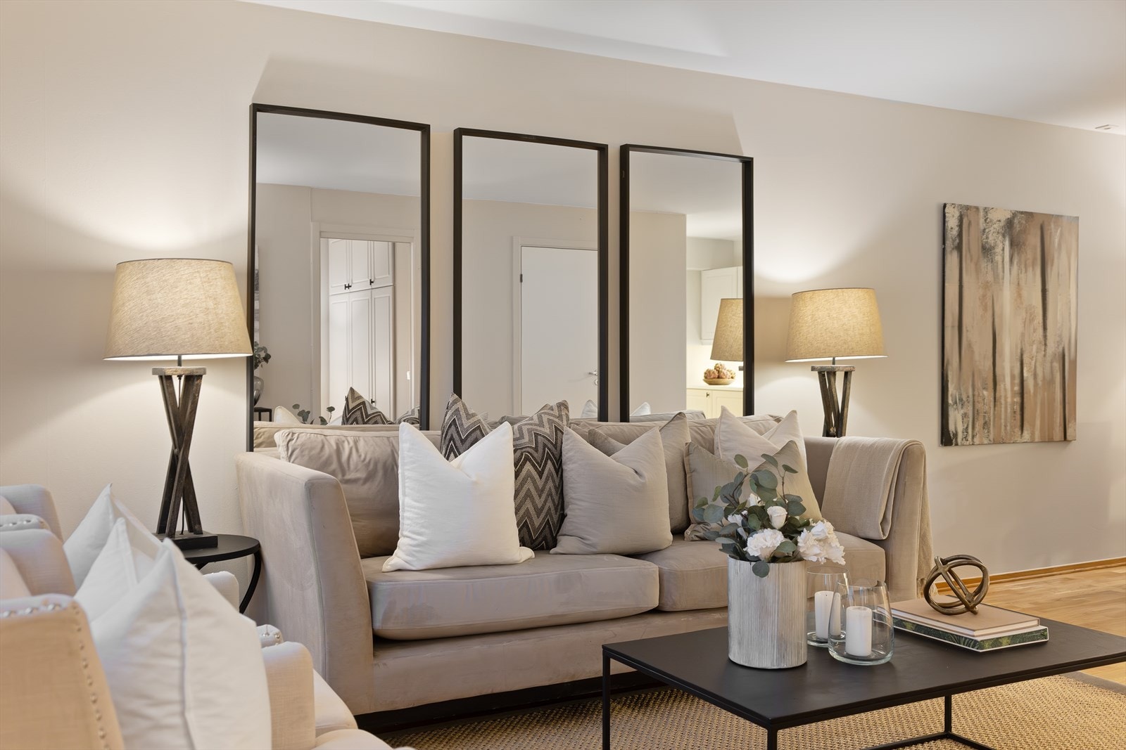 Rommet er malt i rolige og behagelige fargetoner. Galleribilde