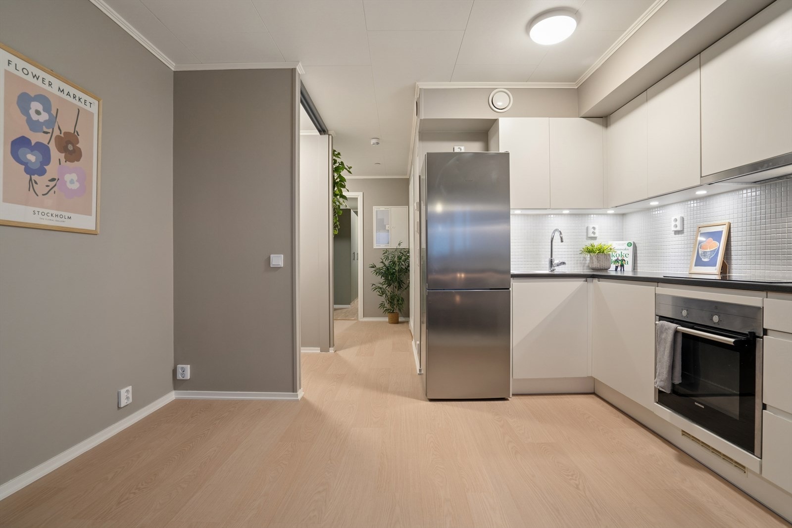 Leiligheten har enkel oppvarming med vannbåren gulvvarme i stue/kjøkken, entrè og soverom (a-konto) - I tillegg har leiligheten balansert ventilasjon som sørger for godt inneklima Galleribilde