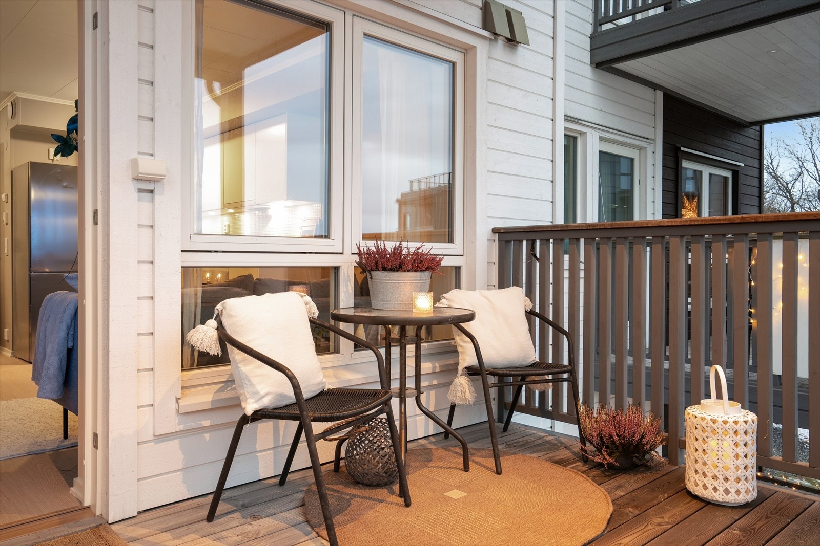 Utgang fra stuen til en sørvendt overbygget balkong på ca. 9 kvm Galleribilde