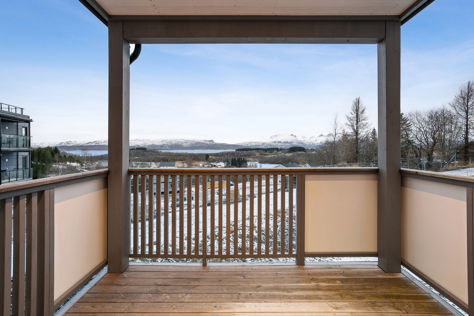 Leiligheten har utsikt over bl.a. Børvasstindan - Det gjøre spesielt oppmerksom på at nytt leilighetsbygg er under oppføring på tomten foran, noe som vil påvirke sol/utsiktsforholdene Galleribilde