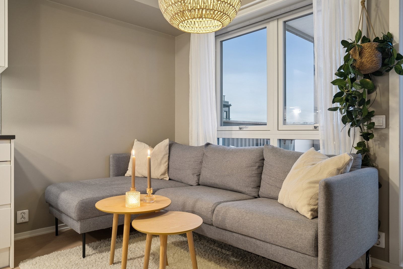 En får fint plass til sofakrok med tilhørende salongbord og TV-benk Galleribilde